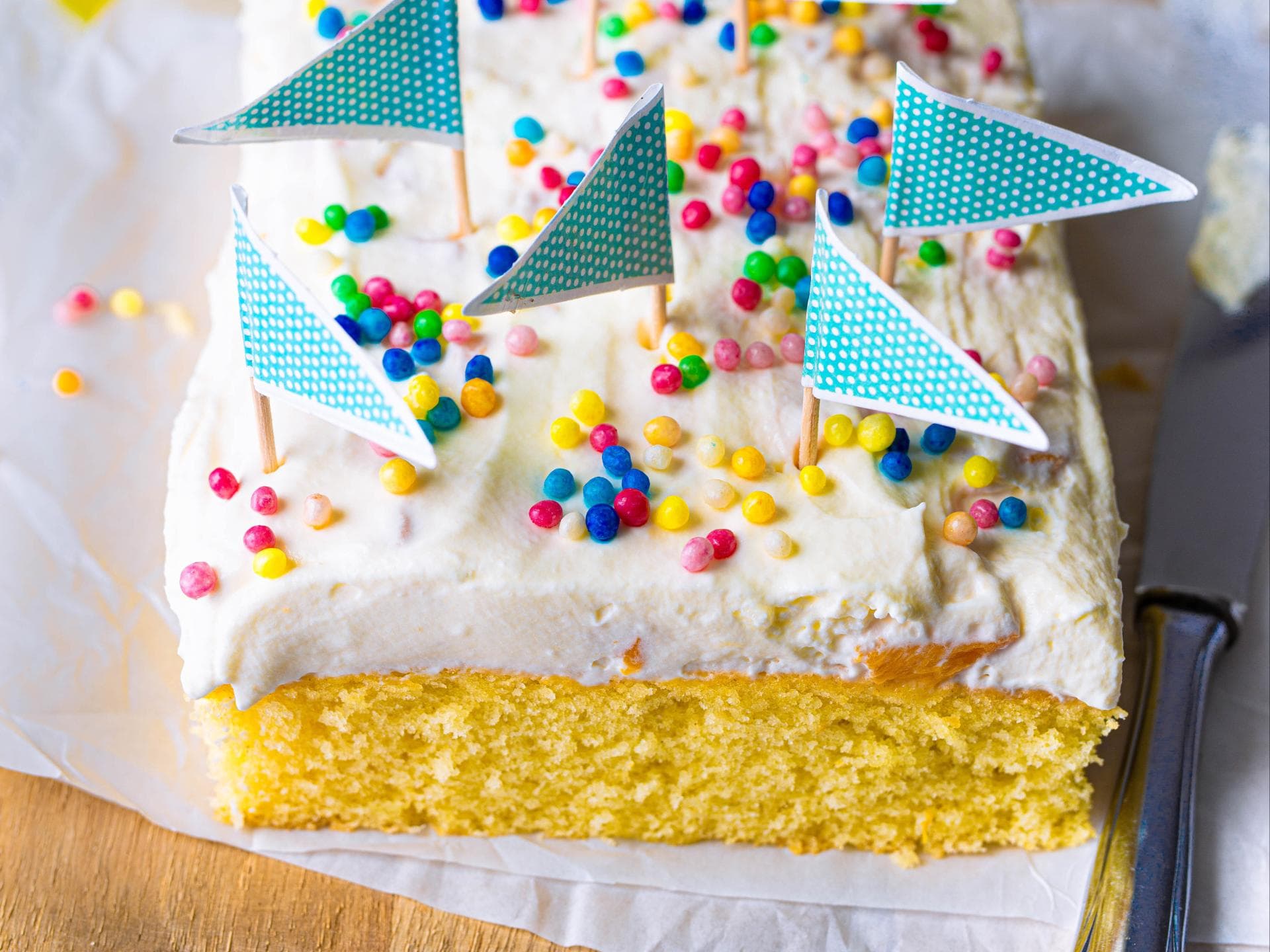 Ein schön dekorierter Fantakuchen steht auf dem Tisch. Ein schön dekorierter Fantakuchen steht auf dem Tisch.