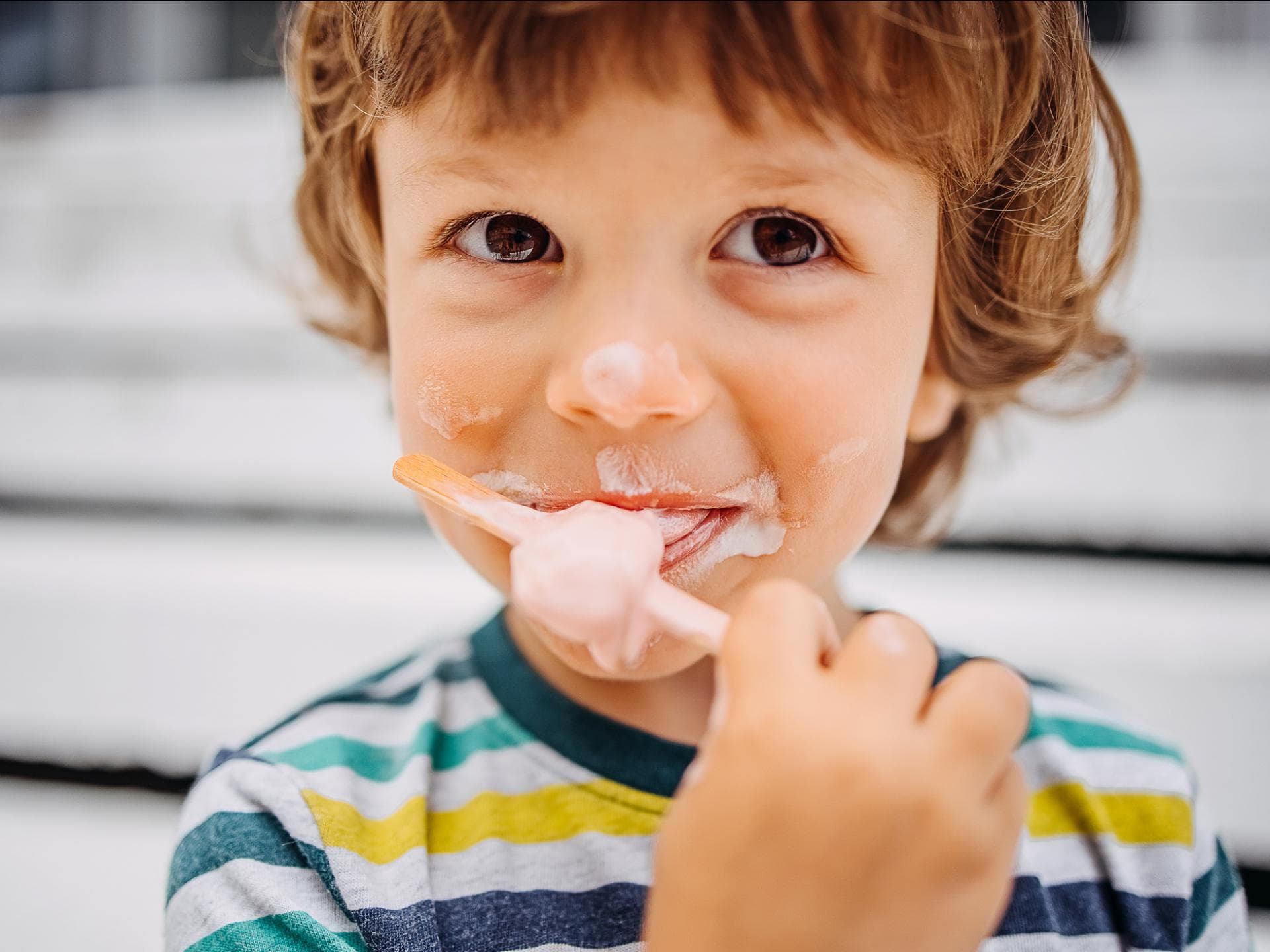 Junge isst ein Eis Junge isst ein Eis