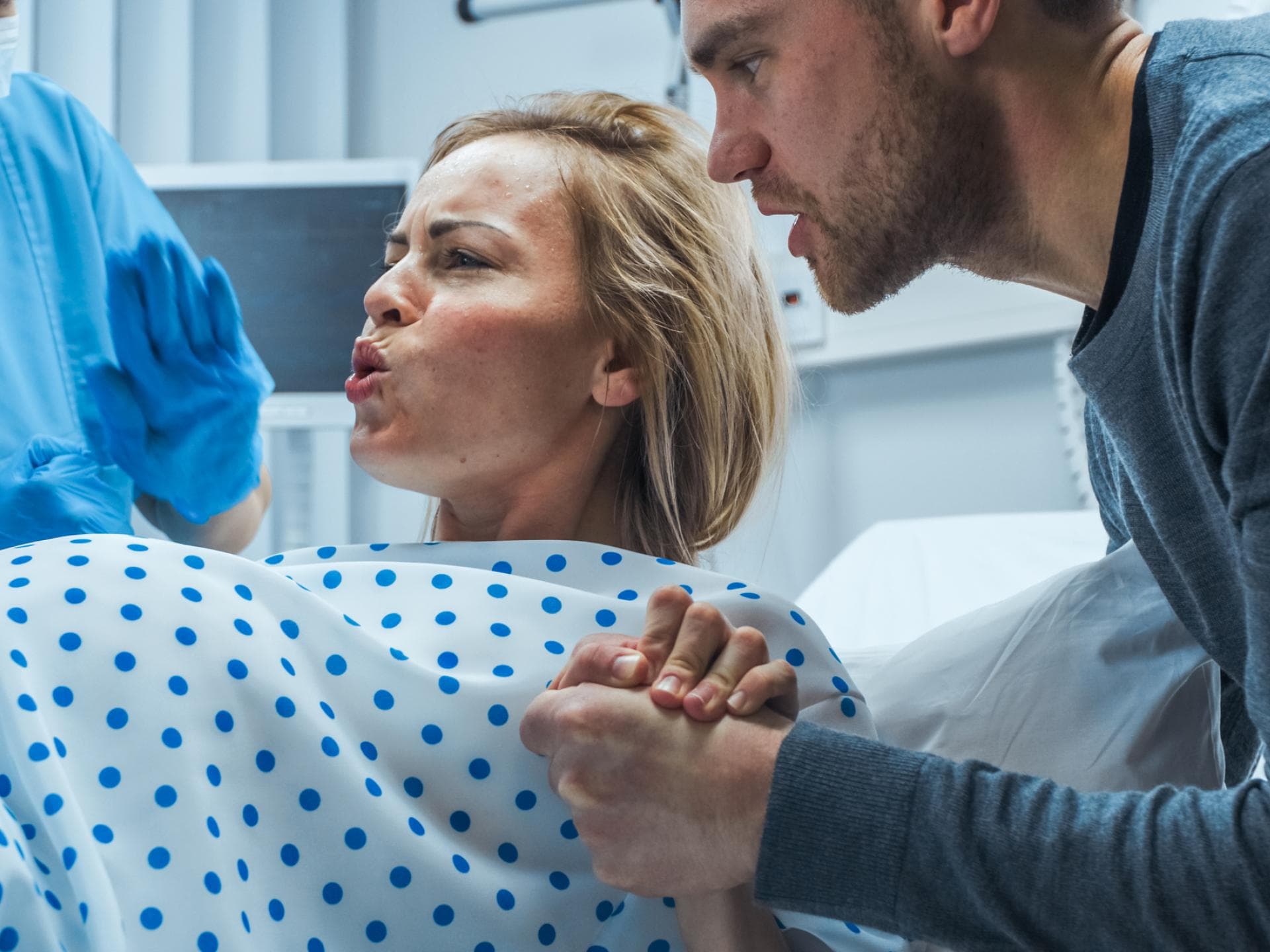 Hat das Wetter wirklich Einfluss auf die Geburt? Frau liegt in den Wehen