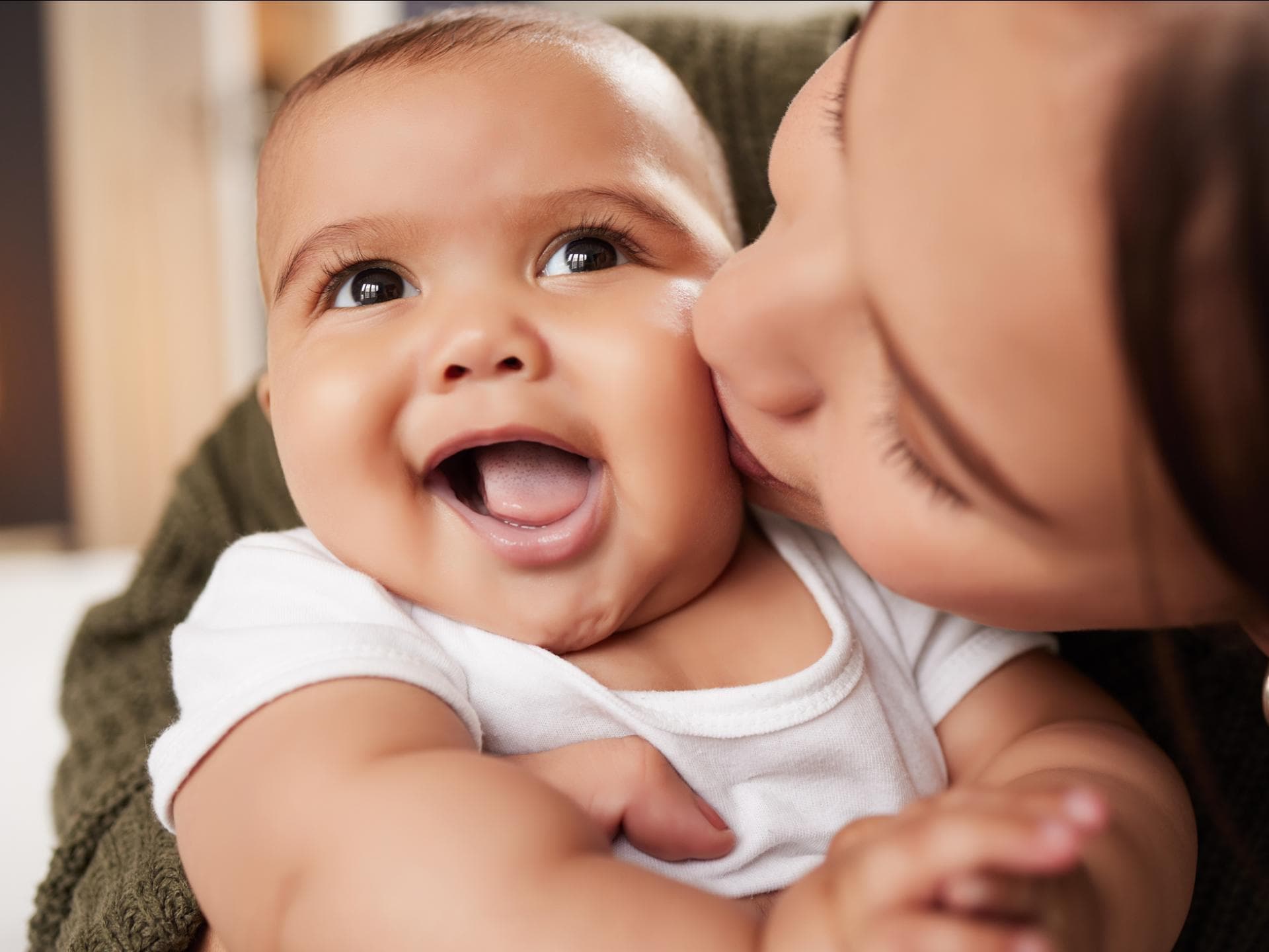 Die 100-Jahre-Regel hilft bei der Namenswahl Ein Baby, das von seiner Mama geküsst wird.