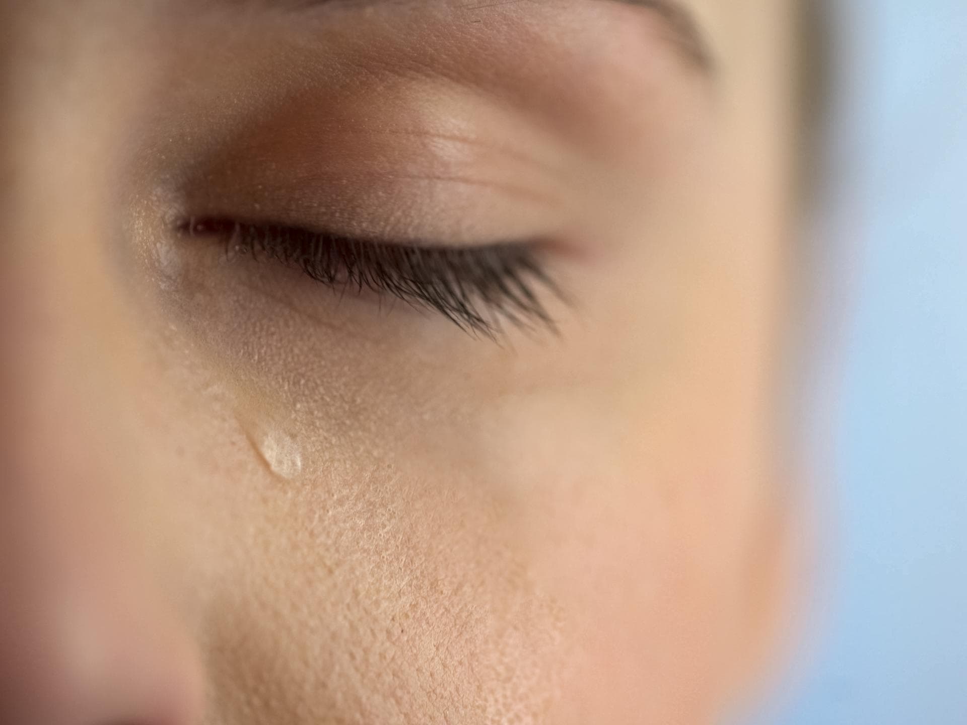 Lange war diese Mutter traumatisiert nach der Geburt ihrer Tochter ... Eine Frau weint eine Träne.