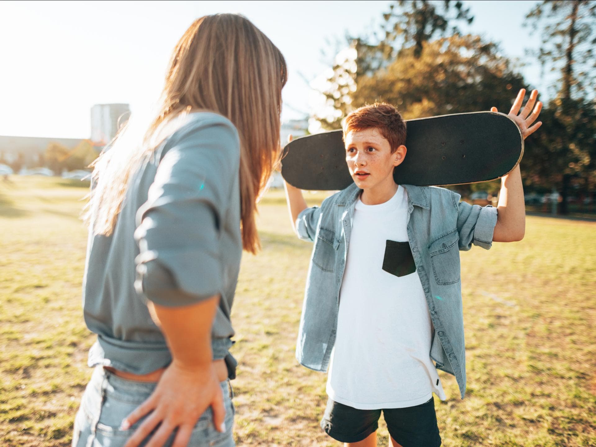 Wie man den Draht zu seinen Teenager-Kindern aufrecht erhält. Skaterboy und seine Mutter streiten sich