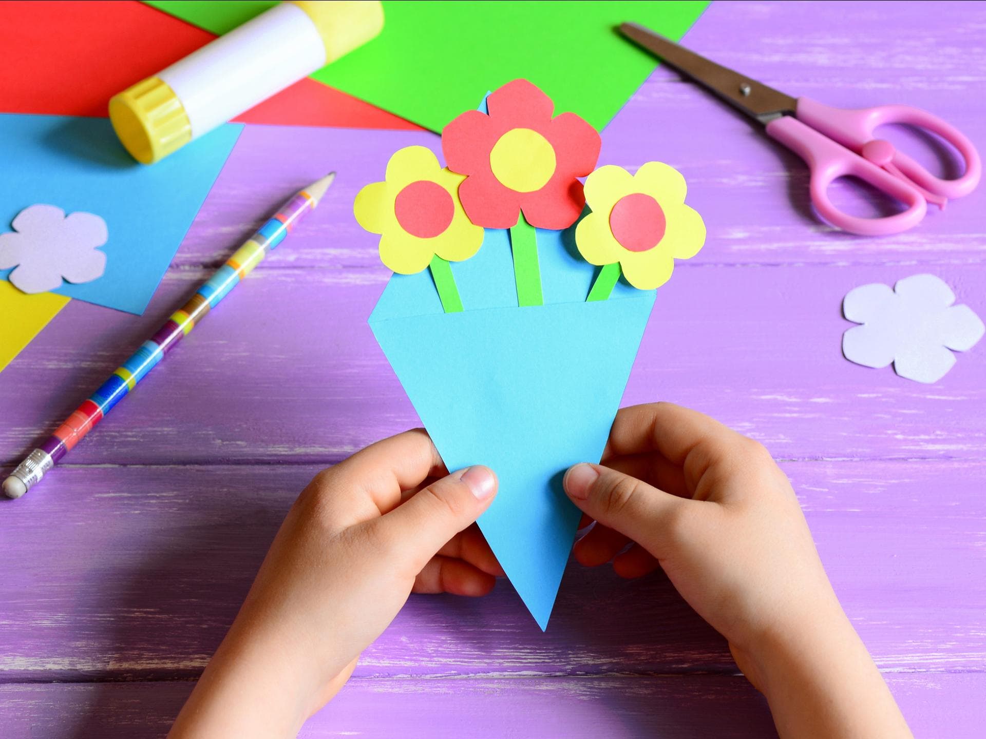 Einladungskarten für den Kindergeburtstag selber basteln Gebastelte Einladungskarte mit Blumen