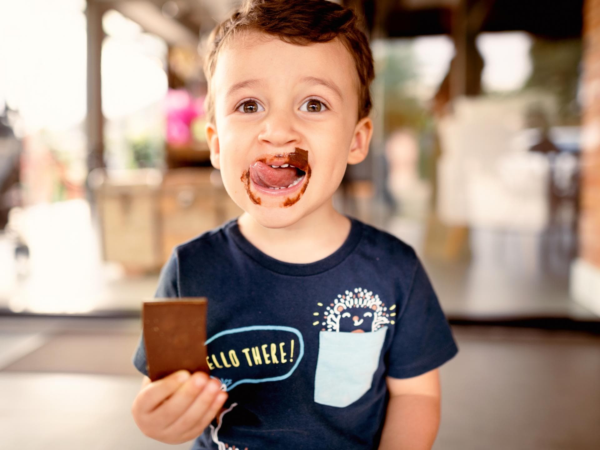 Junge mit schoko-verschmiertem Gesicht Junge mit schoko-verschmiertem Gesicht