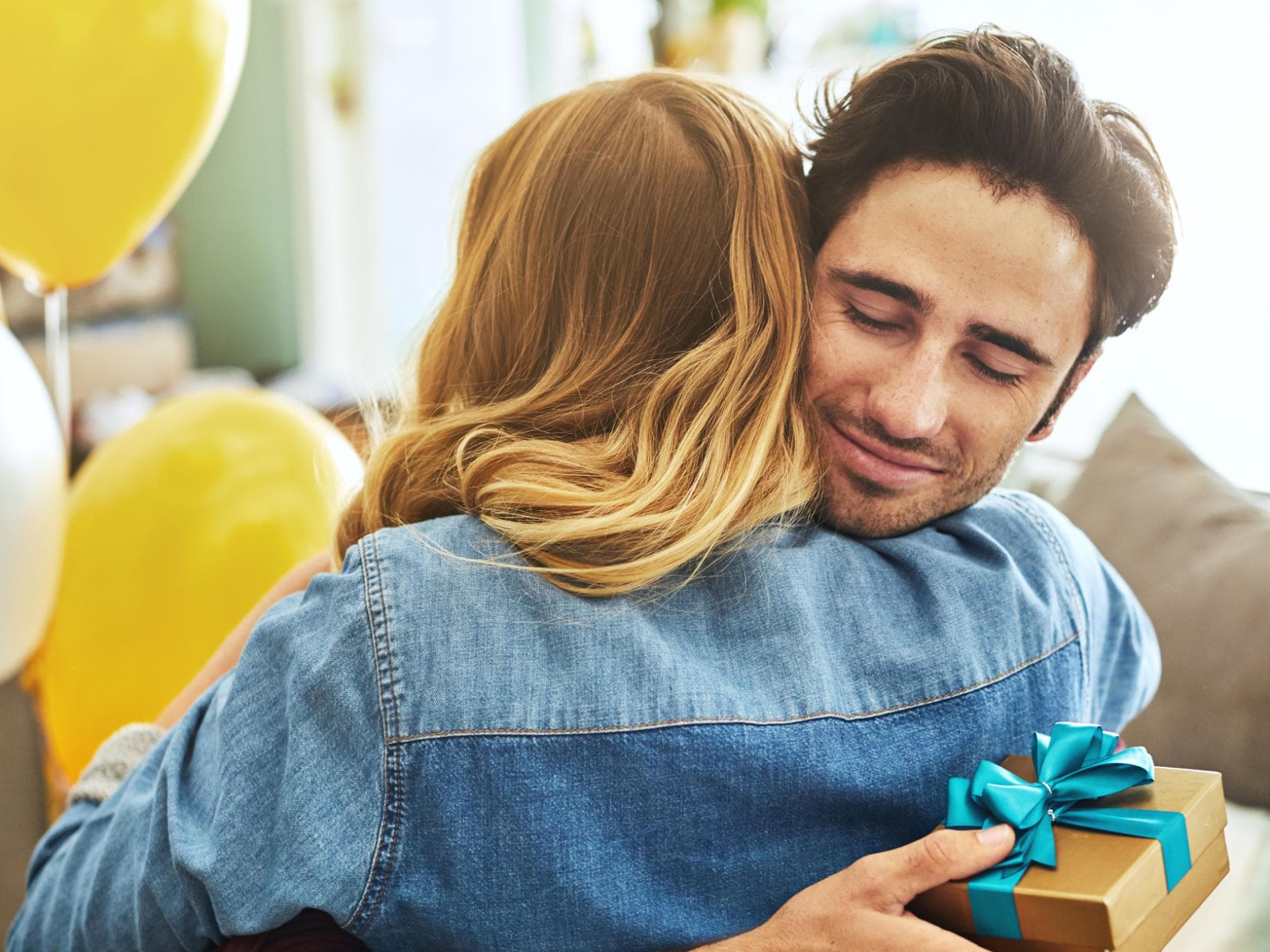 Papa freut sich über Geschenk zur Geburt Papa freut sich über Geschenk zur Geburt