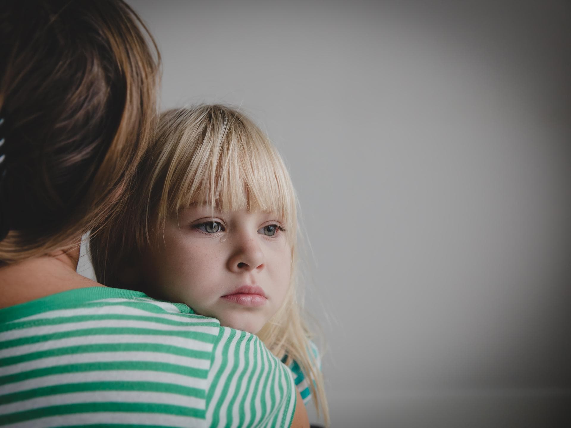 Mutter von hinten, umarmt ihre Tochter. Mutter von hinten, umarmt ihre Tochter.