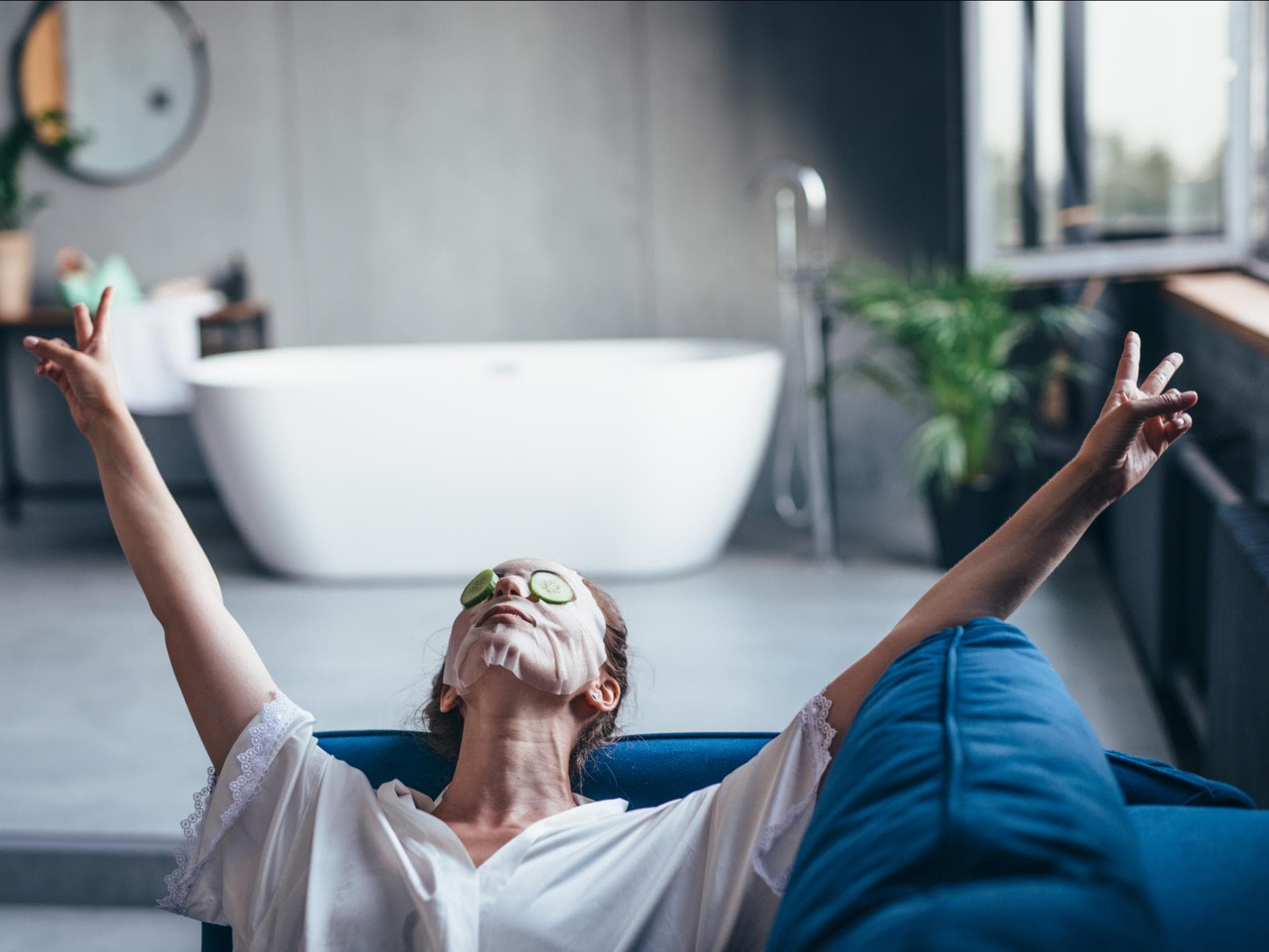 "Hört mir auf mir eurer Me-Time!" Frau liegt auf der Couch mit Gesichtsmaske