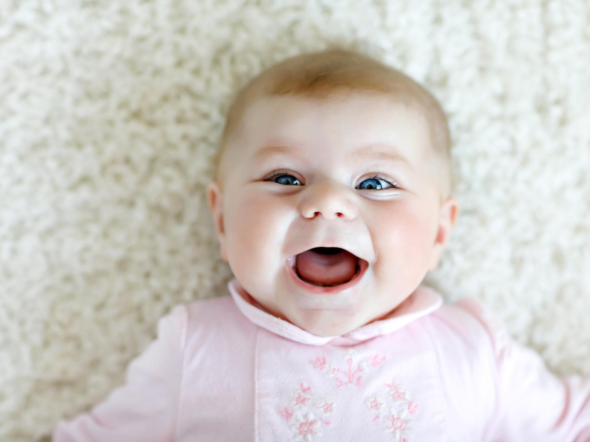 Baby-Mädchen mit biblischem Namen lacht fröhlich in die Kamera. Baby-Mädchen mit biblischem Namen lacht fröhlich in die Kamera.