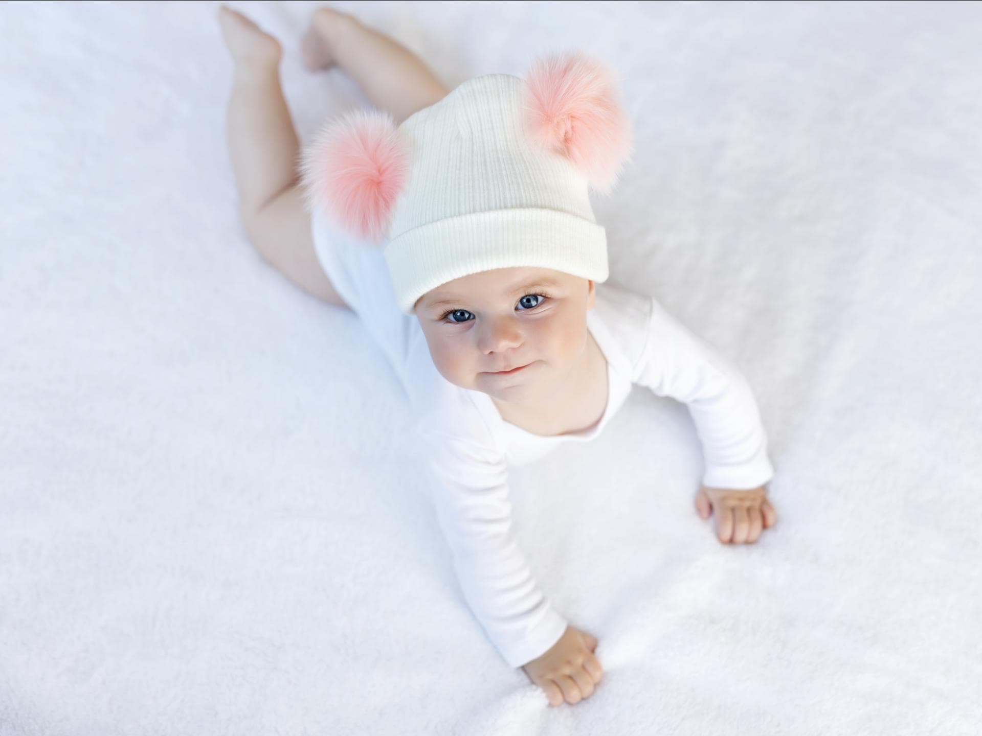 Süßes kleines Mädchen mit Bommelmütze Süßes kleines Mädchen mit Bommelmütze