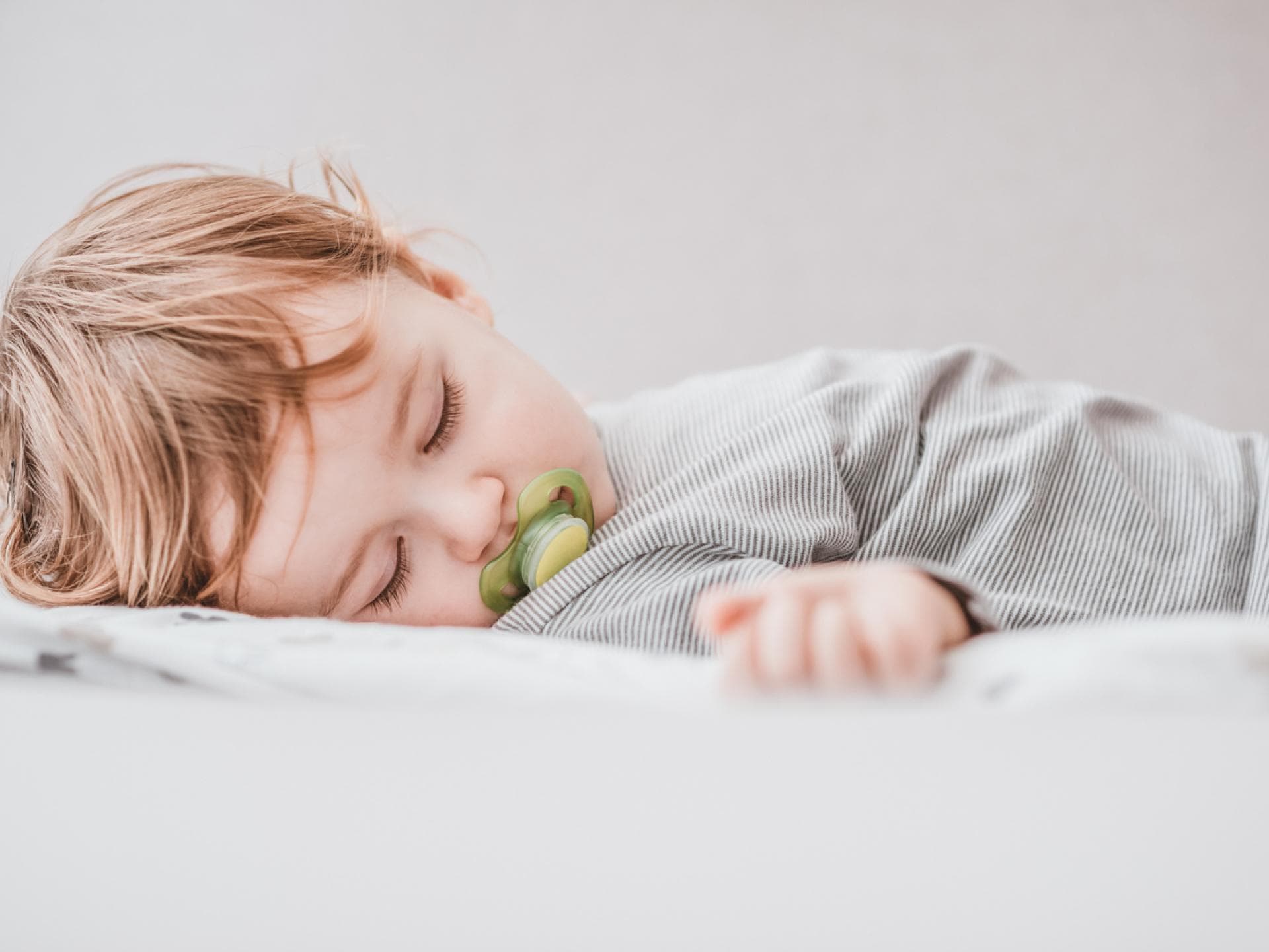 Kleiner Baby-Junge ist endlich mit Einschlafhilfe eingeschlafen Kleiner Baby-Junge ist endlich mit Einschlafhilfe eingeschlafen