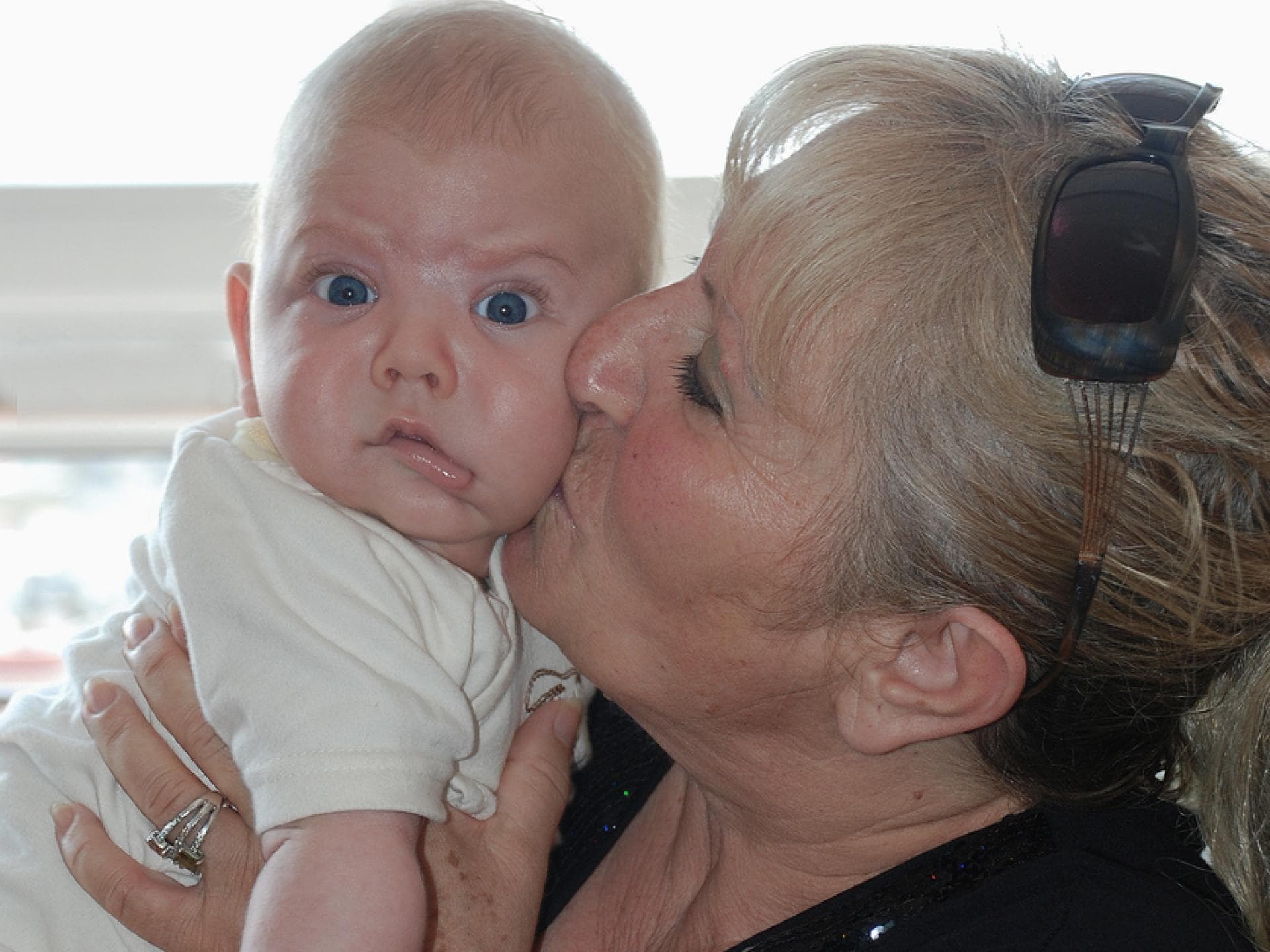 Oma küsst Baby. Oma küsst Baby.