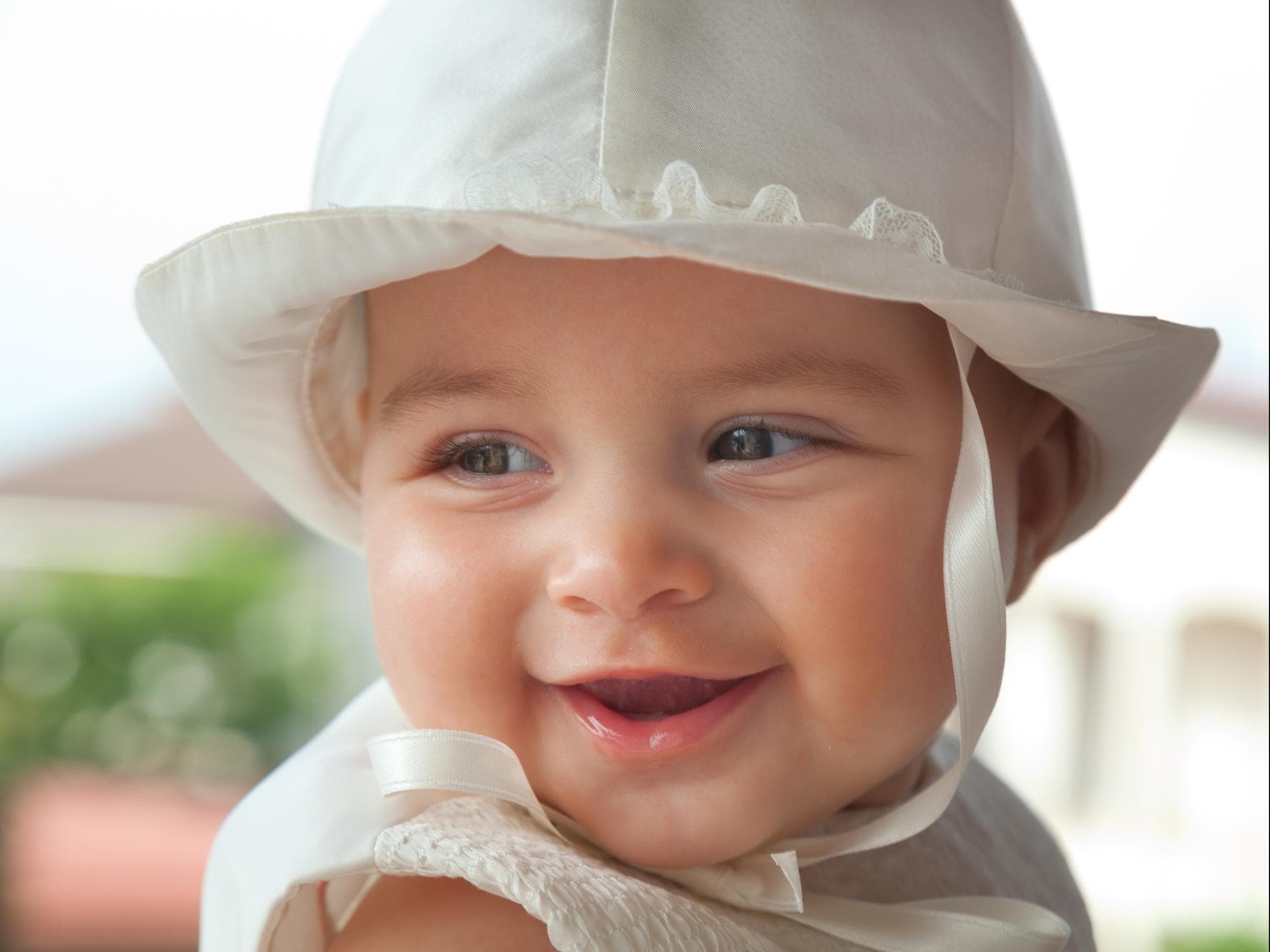 Ein süßes, kleines Mädchen schaut niedlich und lächelnd über ihre rechte Schulter. Ein süßes, kleines Mädchen schaut niedlich und lächelnd über ihre rechte Schulter.