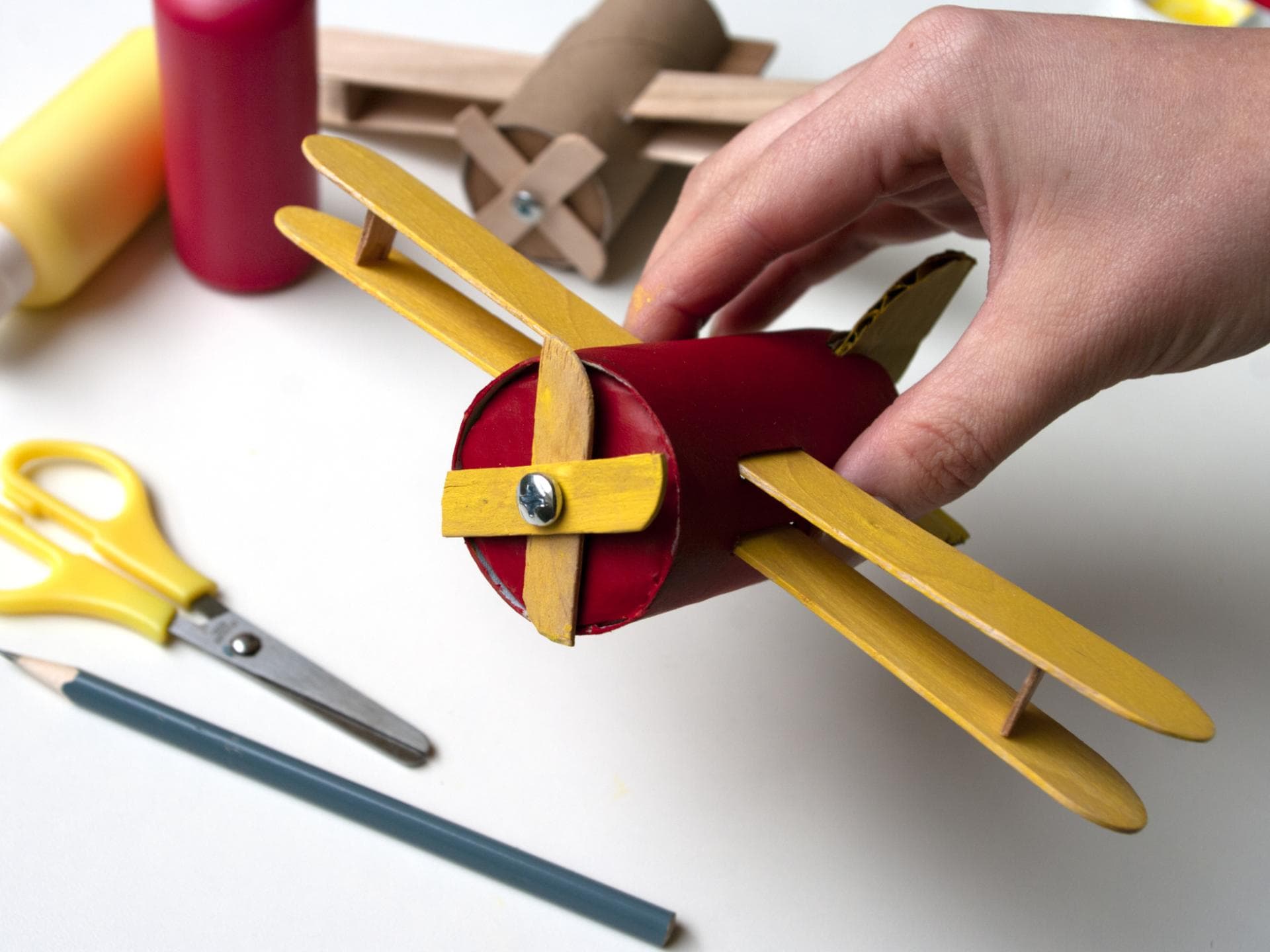 Ein aus Eisstielen gebasteltes Flugzeug Ein aus Eisstielen gebasteltes Flugzeug