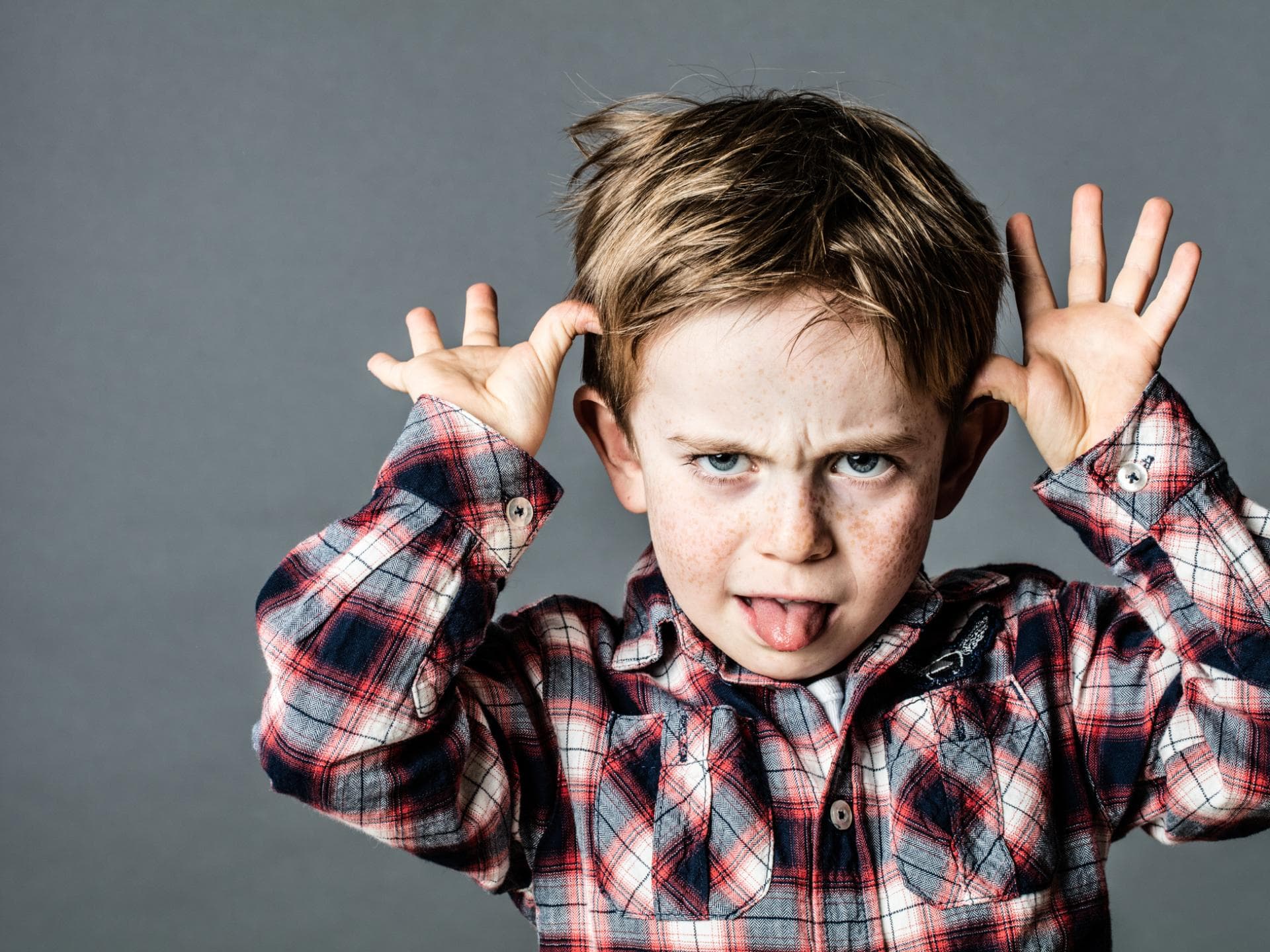 Viele Eltern fragen sich, ob ihr Kind ein Soziopath ist. Kleiner Junge zieht Grimassen.