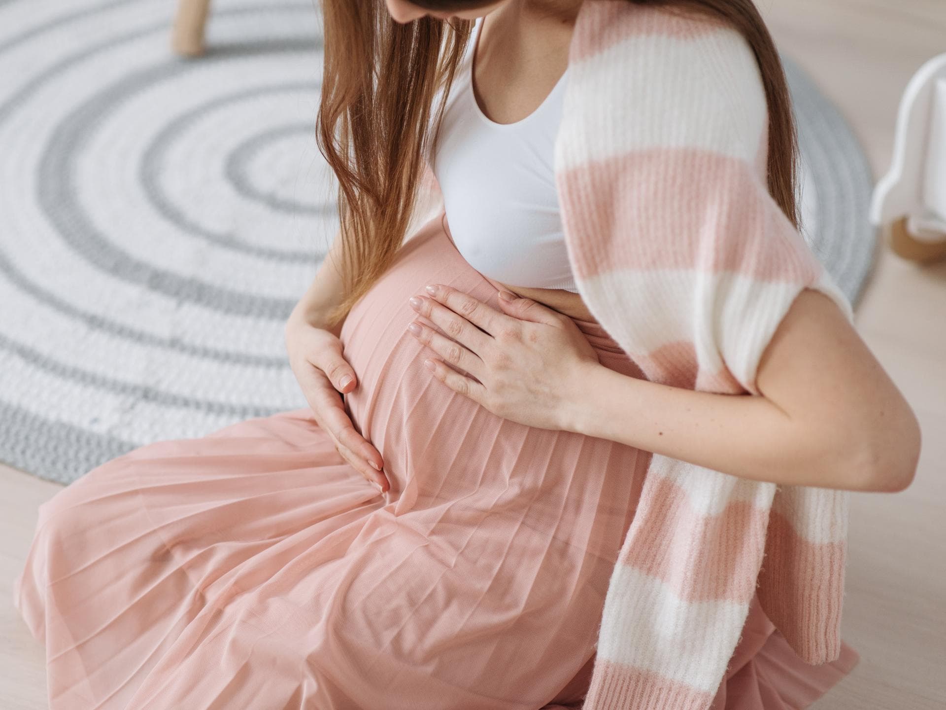 Schwangere Frau mit Babybauch und Vorderwandplazenta auf der Suche nach Kindsbewegungen. Schwangere Frau mit Babybauch und Vorderwandplazenta auf der Suche nach Kindsbewegungen.