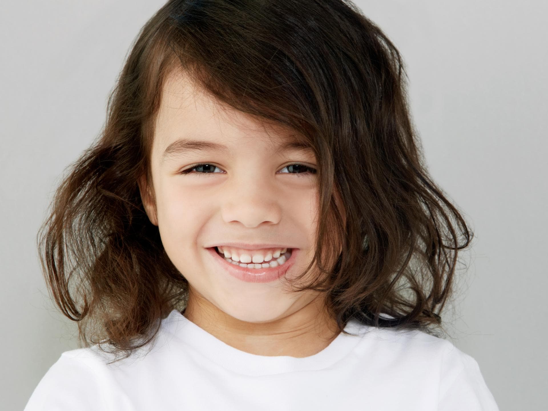 Kleiner Junge mit Langhaarfrisur Kleiner Junge mit langen Haaren