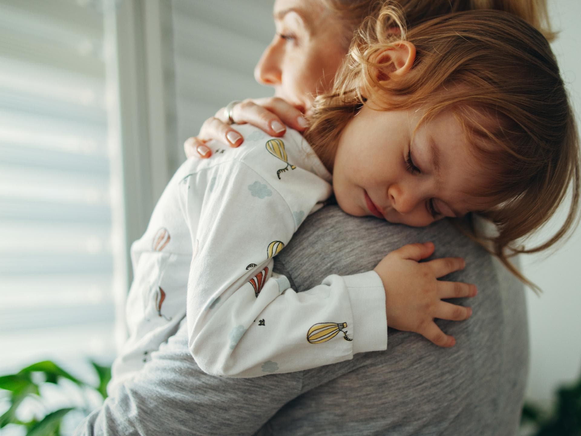 Kinder sind auf ihre Eltern angewiesen, um ihre Gefühle zu regulieren. Kind kuschelt mit seiner Mutter.