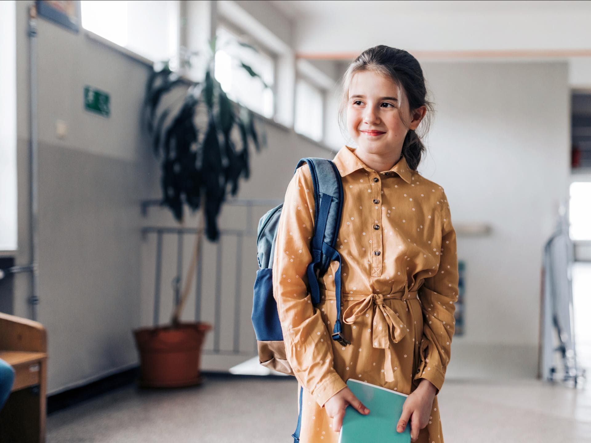 Grundschülerin freut sich. Grundschülerin freut sich.