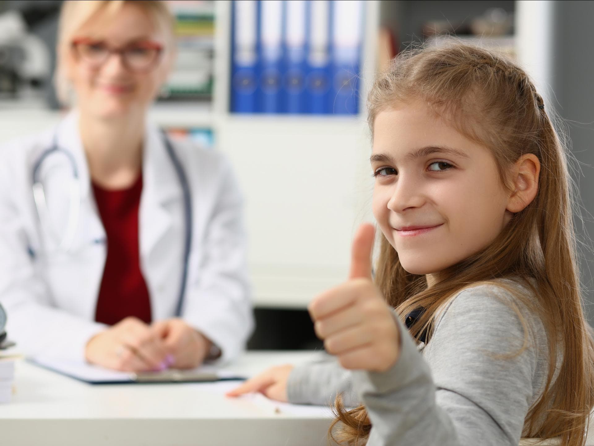 Stolzes Mädchen bei der Ärztin. Stolzes Mädchen bei der Ärztin.