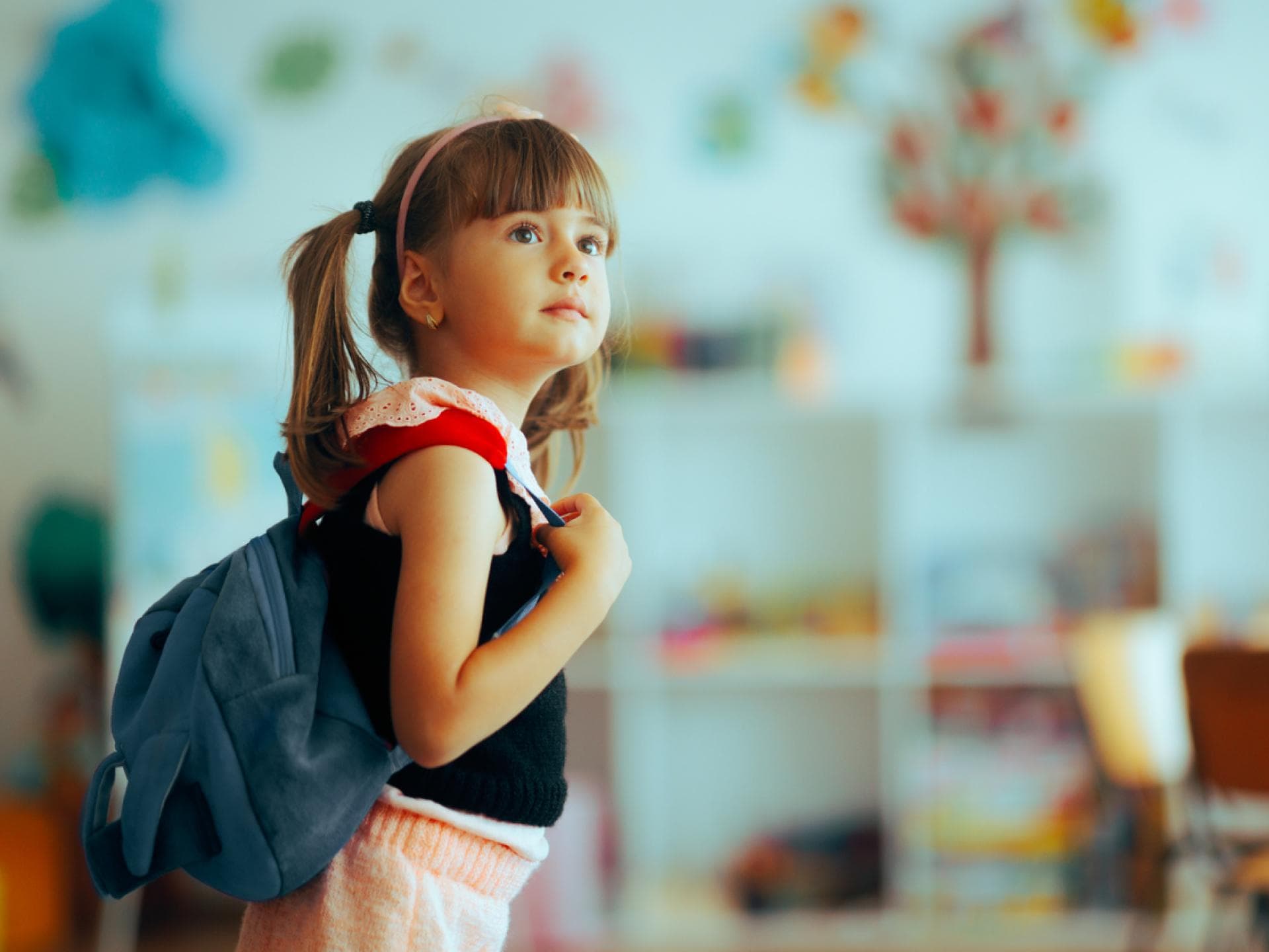 Schülerin kommt erstes Mal in Klassenraum. Schülerin kommt erstes Mal in Klassenraum.