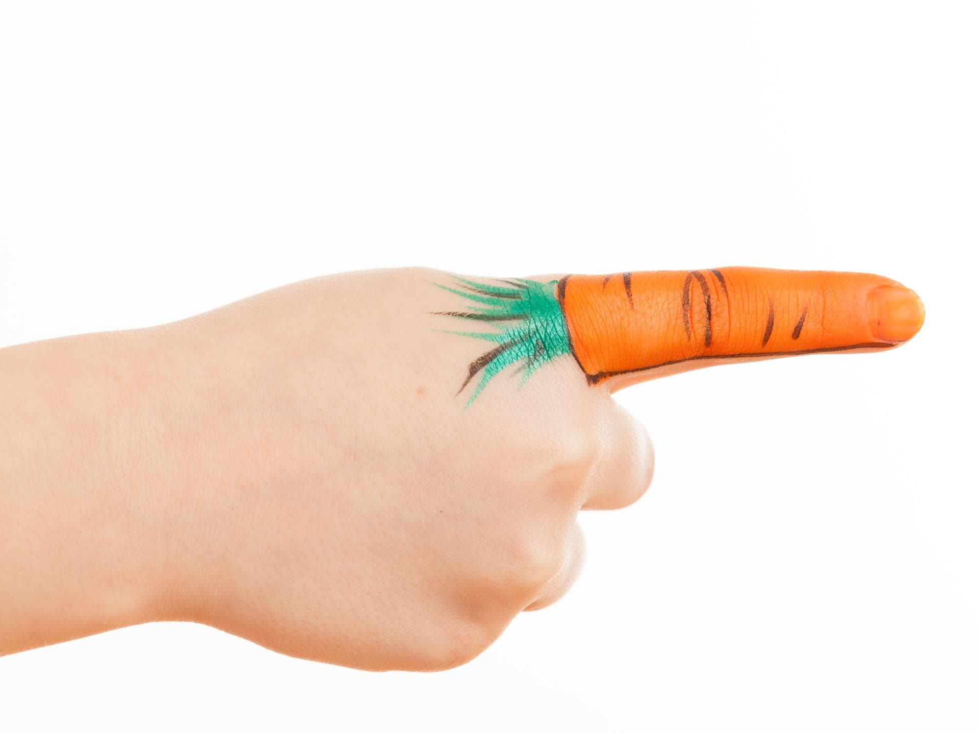 Ein als Möhre geschminkter Finger Ein Finger, auf den eine Möhre gemalt ist