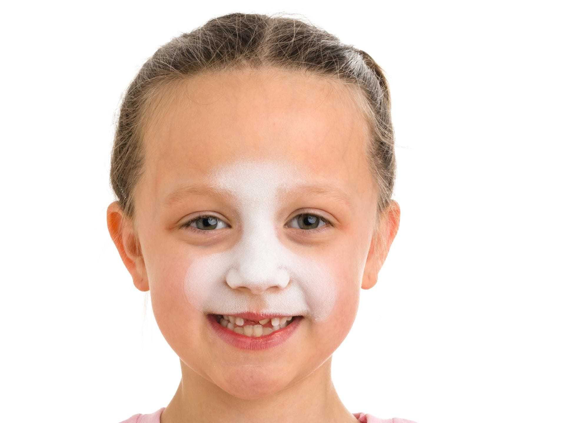 Wir zeigen euch, wie ihr einen Hasen schminken könnt. Ein junges Mädchen mit weißer Farbe im Gesicht.