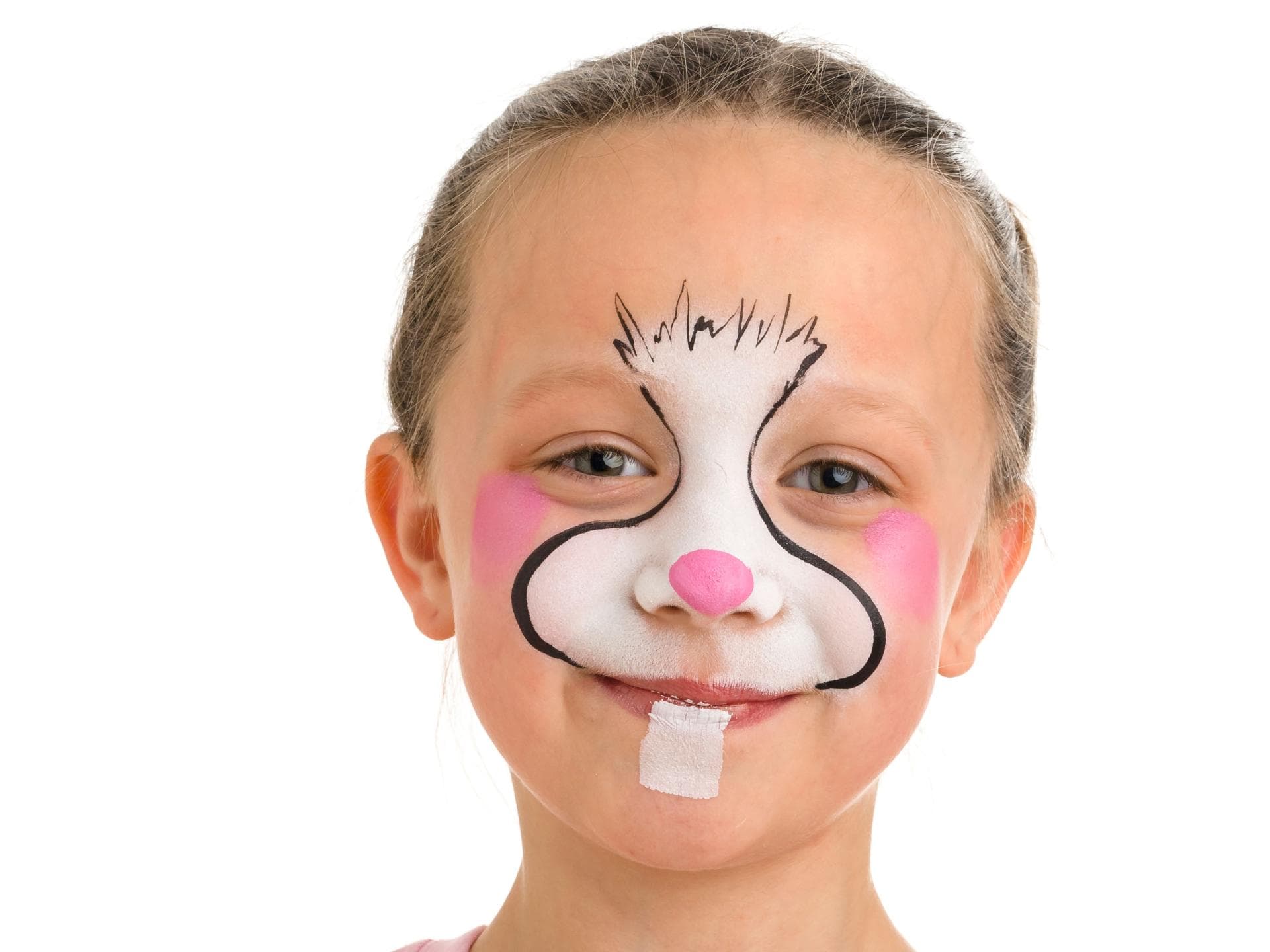 Hase schminken für Fasching: Schritt für Schritt erklärt Ein junges Mädchen mit Hasen-Make-up im Gesicht.