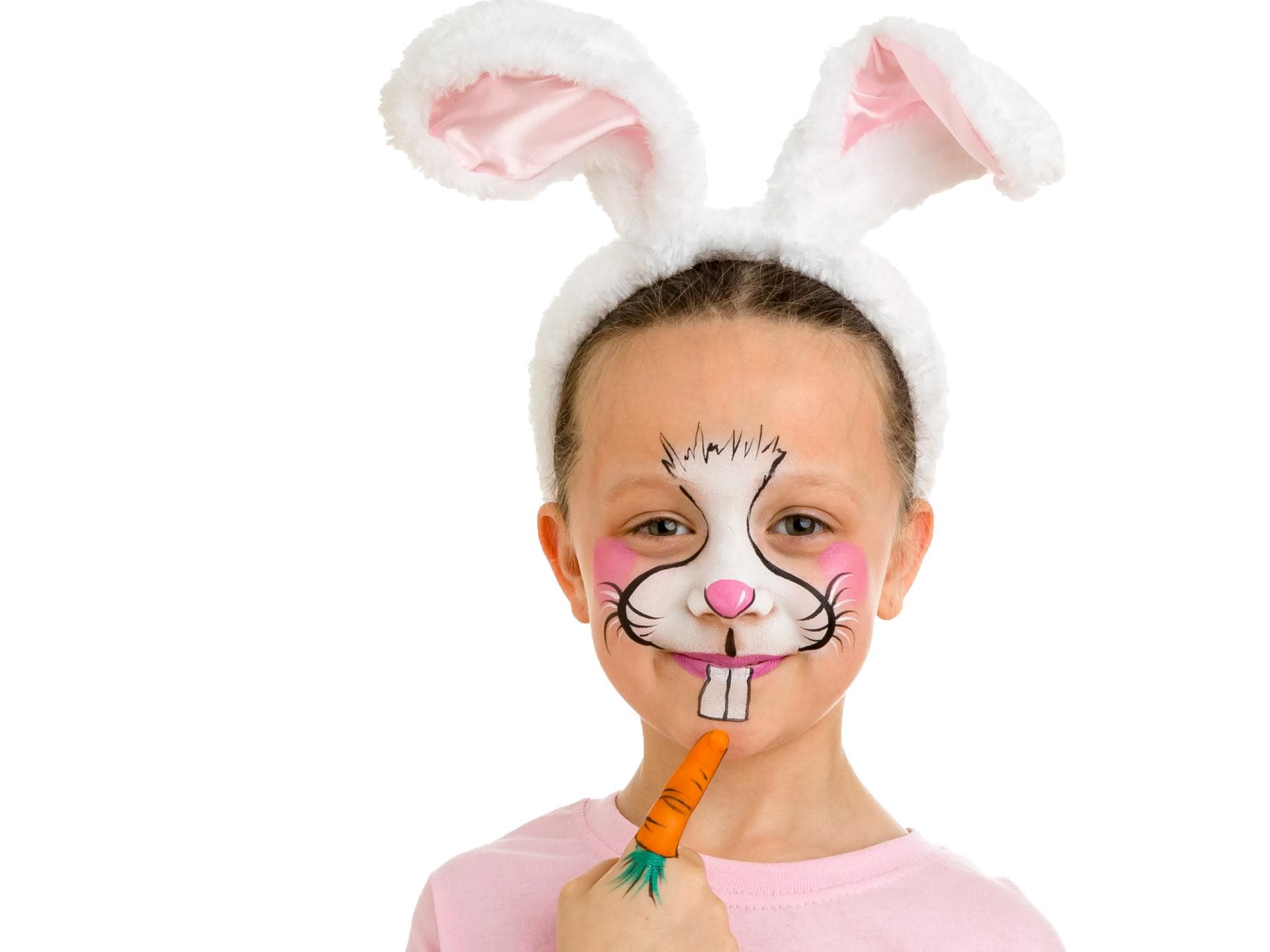 Mit unserer Anleitung könnt ihr dieses süße Hasen-Make-up für Fasching schminken. Ein junges Mädchen, das als Hase geschminkt wurde