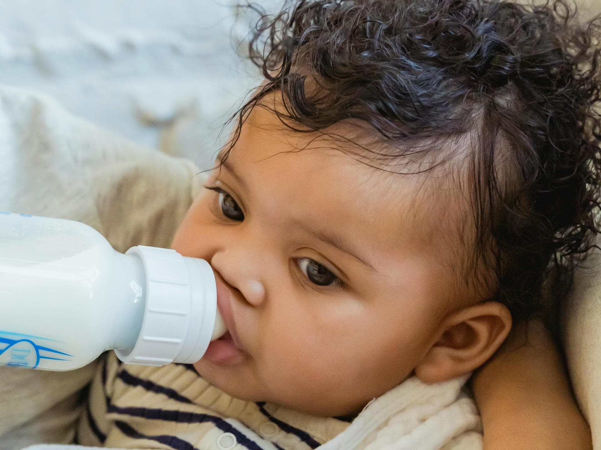 Baby mit Fläschchen. Baby mit Fläschchen.