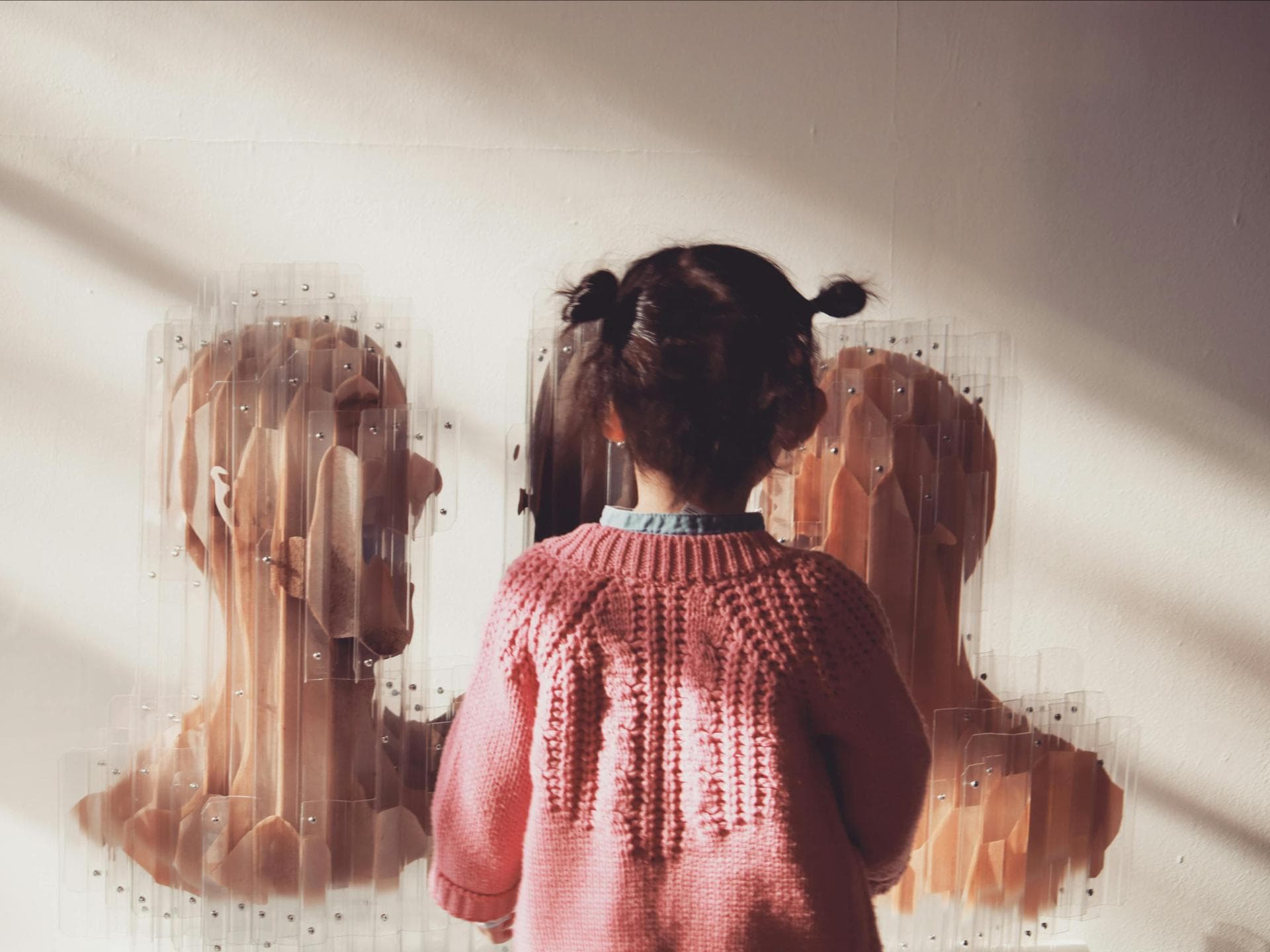 Museen begeistern Klein und Groß. Ein Mädchen guckt sich ein Kunstwerk an.