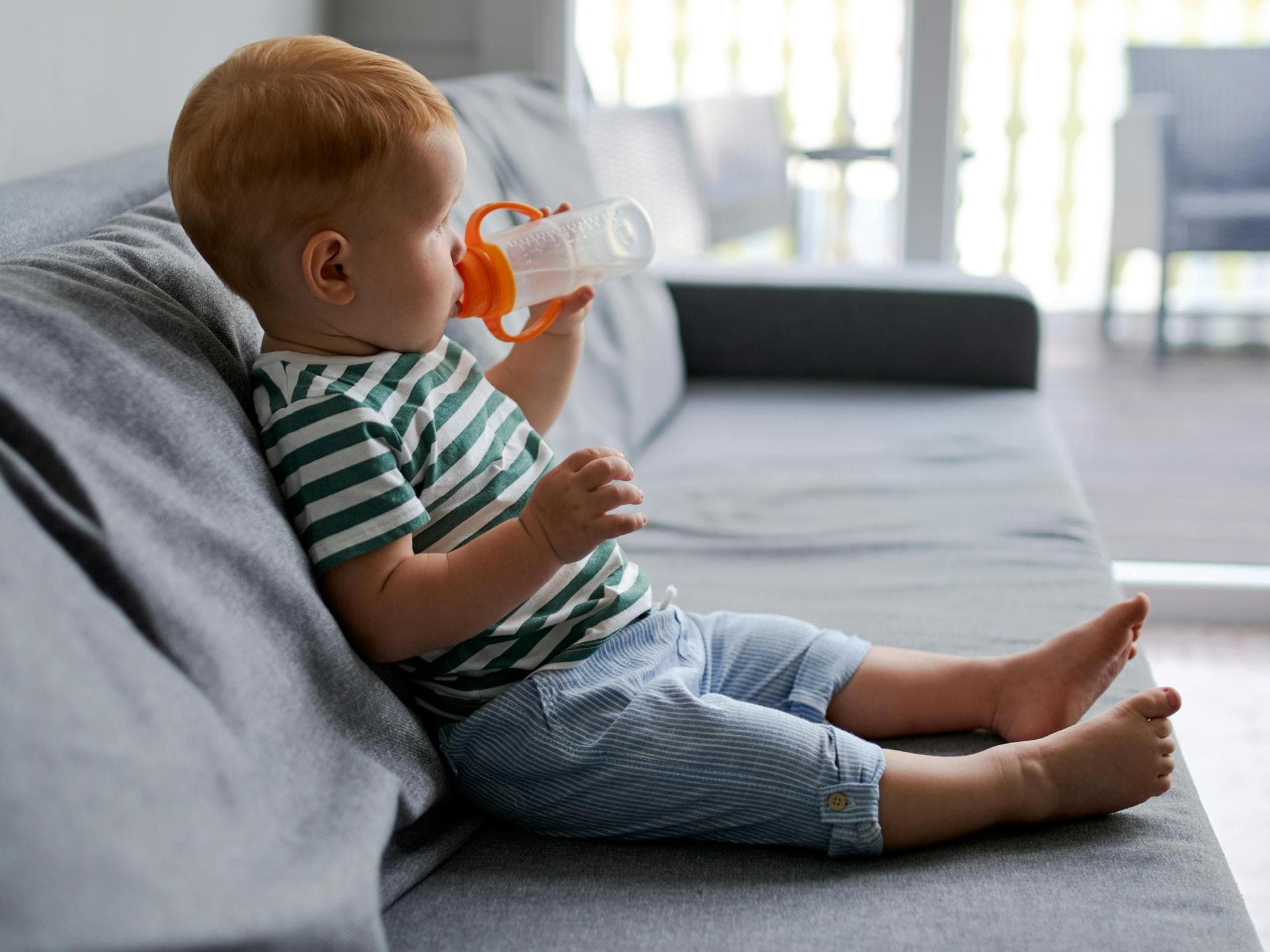 Auf das heißgeliebte Fläschen verzichten – schwer für viele Kinder! Kleinkind trinkt aus dem Fläschchen