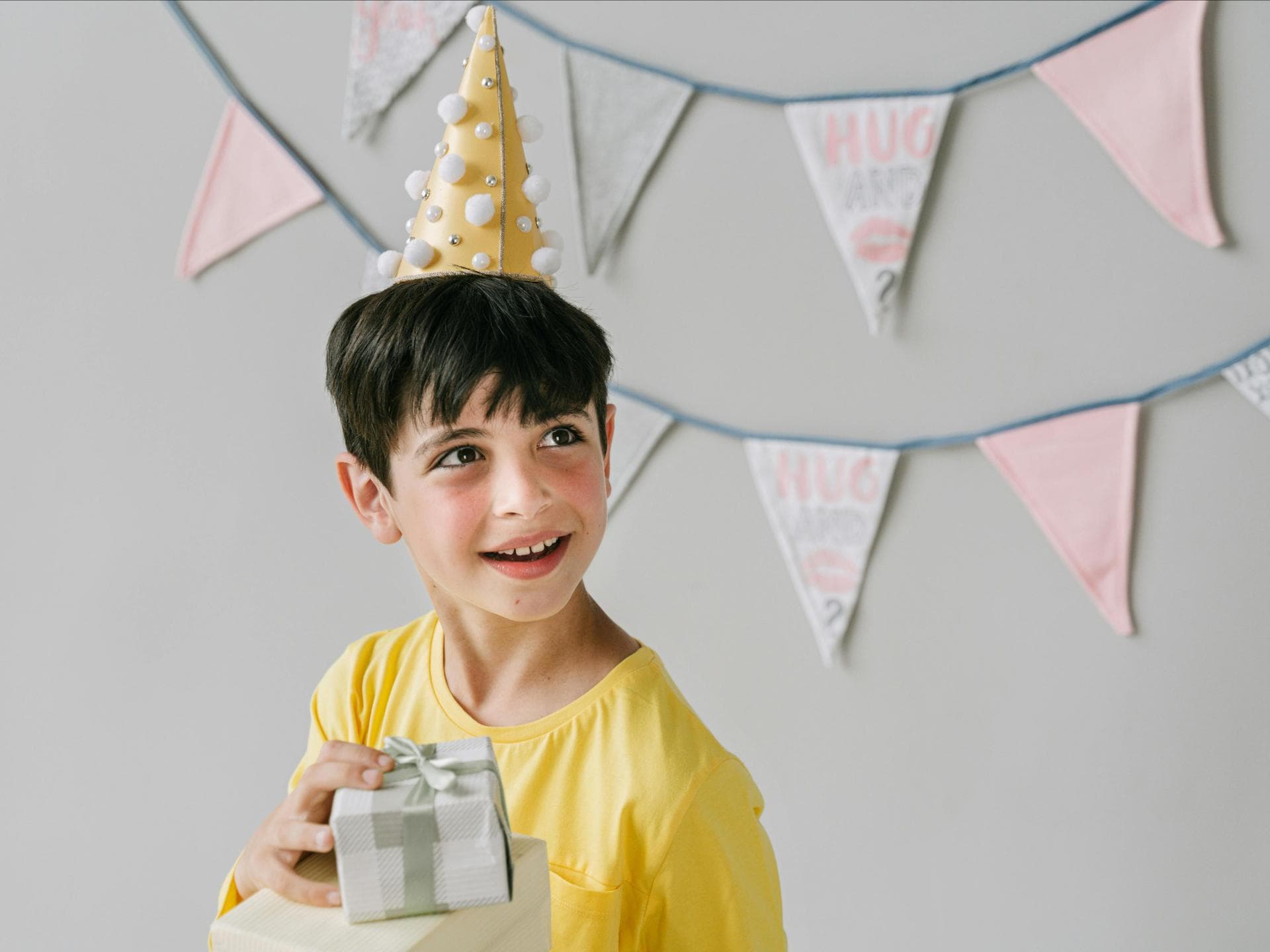 Was wünschen sich Jungs zum 7. Geburtstag? Ein Junge, der Geburtstag feiert