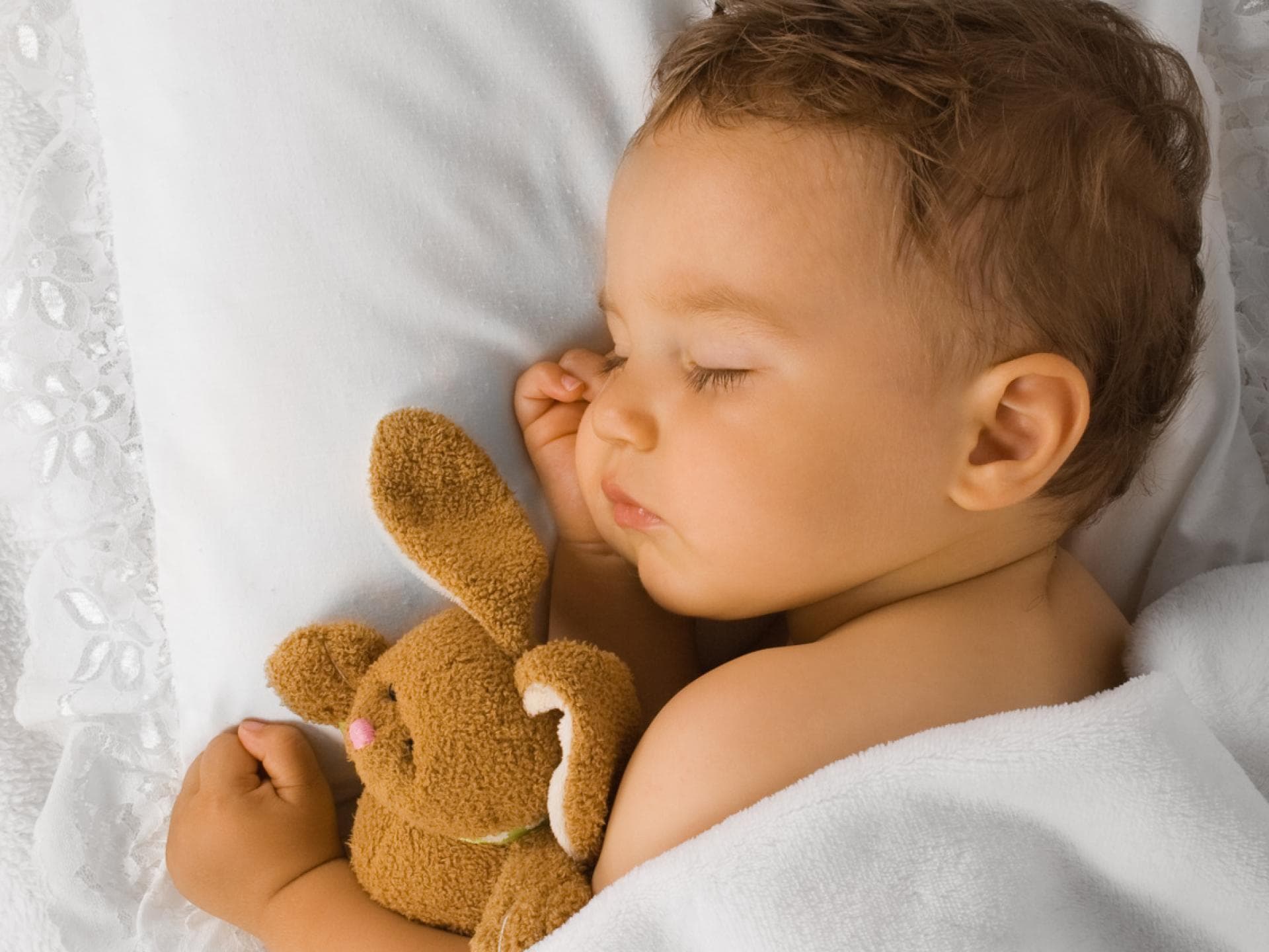 Der Schlaf bei Kleinkindern will gelernt sein. Schlafendes Kleinkind.