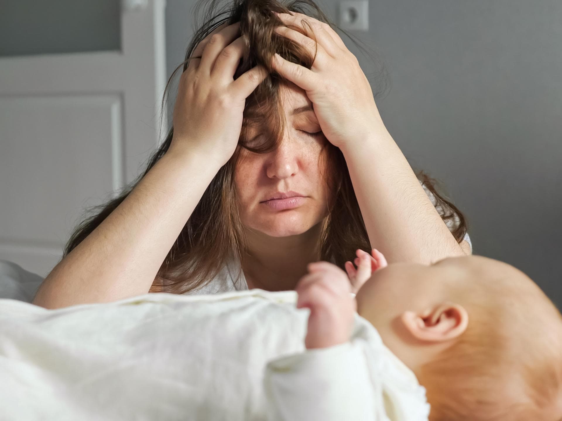 Eine erschöpfte Mutter und ihr Baby – wer spricht hier von "Me-Time" ... Eine erschöpfte Mutter und ihr Baby