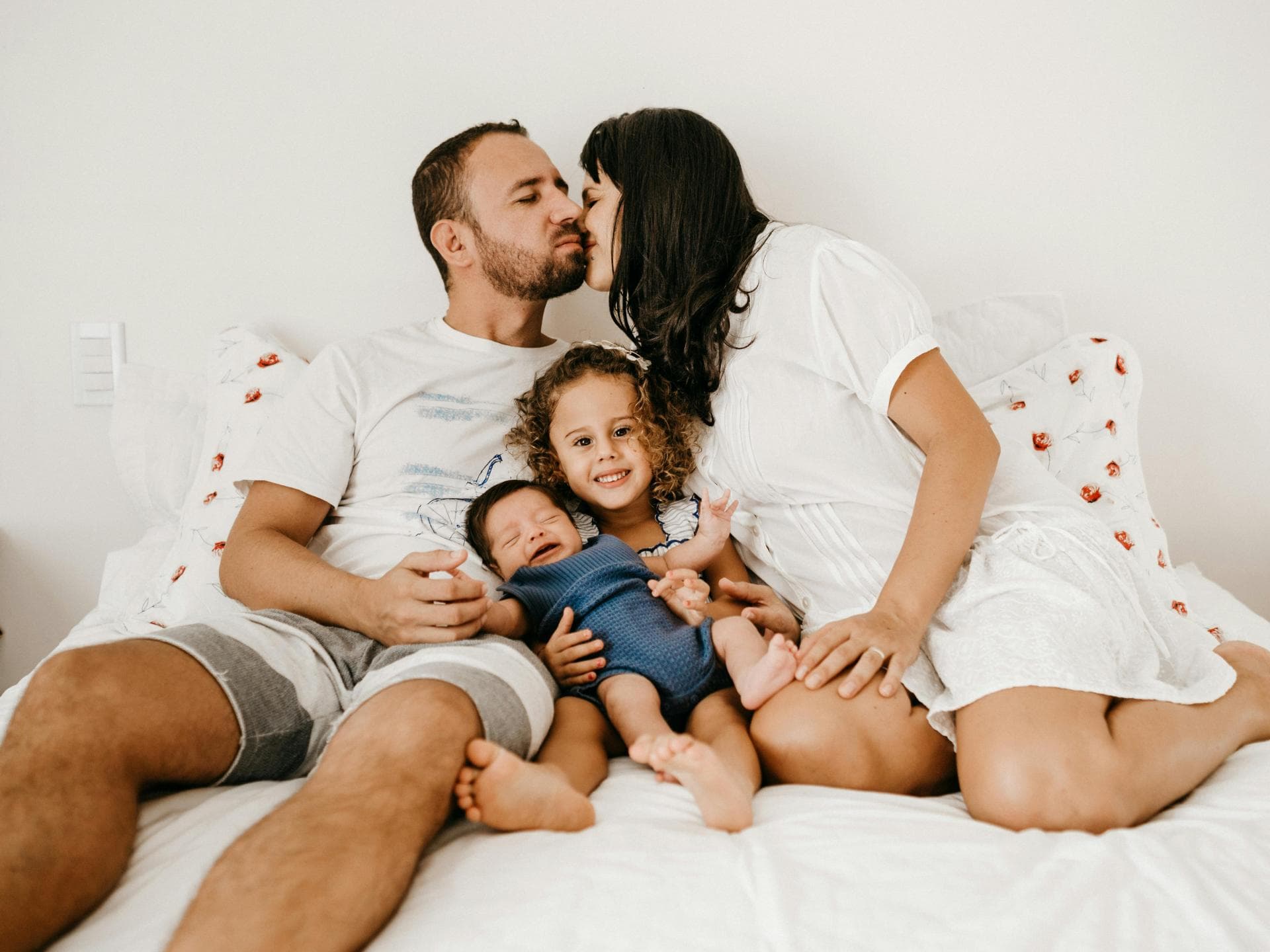 Sex neben dem Baby sollte man lieber nicht haben. Vierköpfige Familie zusammen im Bett.