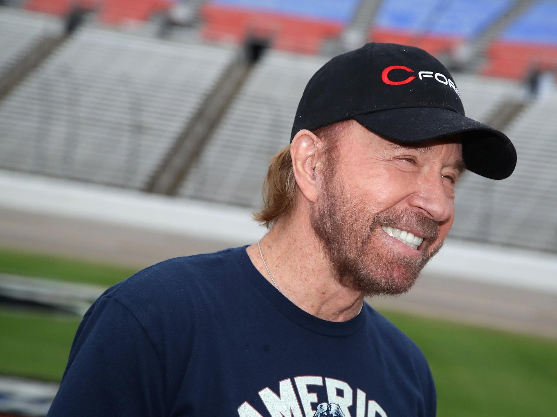 Chuck-Norris-Witze sind super beliebt – auch bei Kindern. Ein lachender Chuck Norris