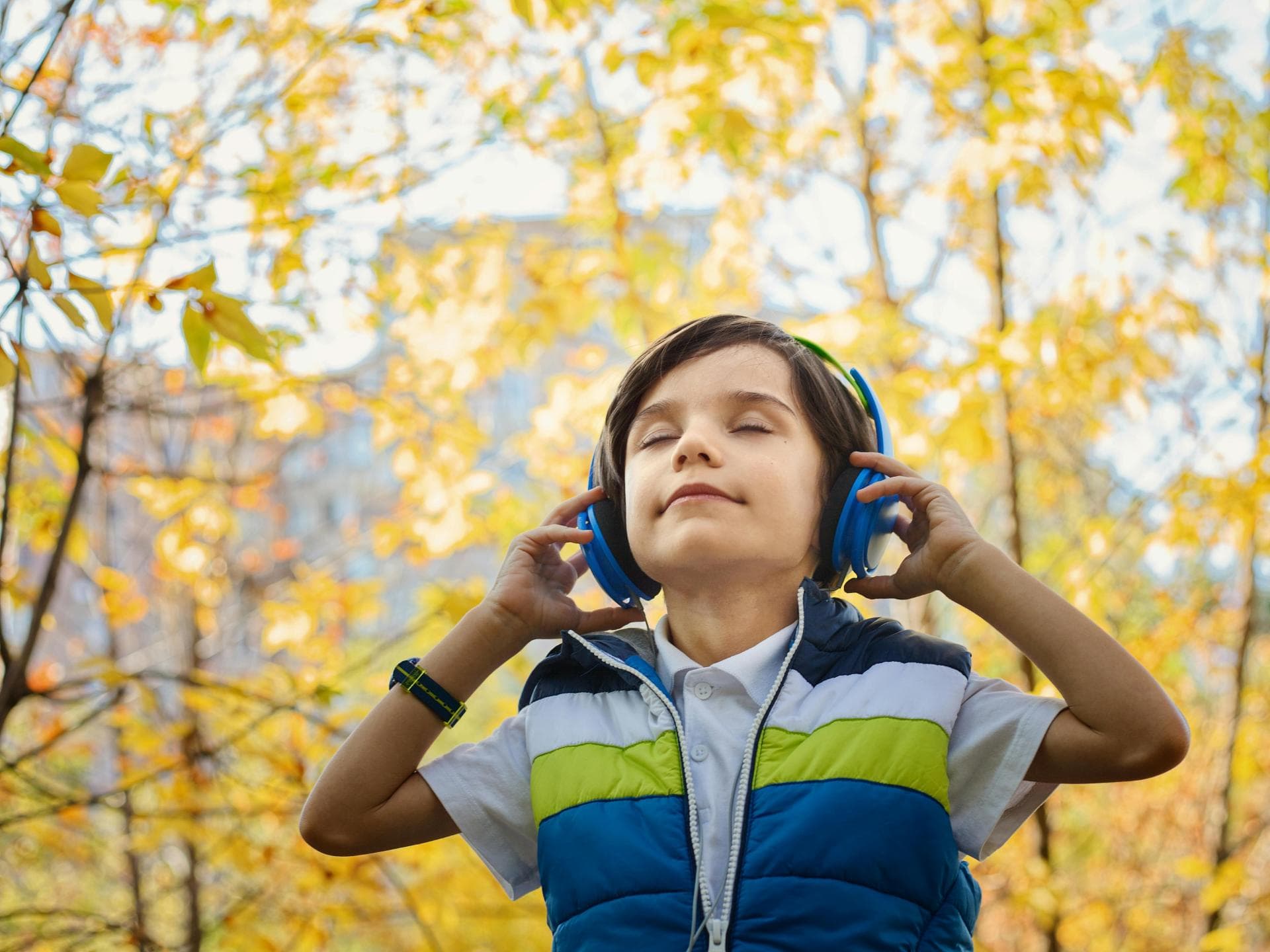 Junge hört über Kopfhörer ein Hörspiel. Junge hört über Kopfhörer ein Hörspiel.