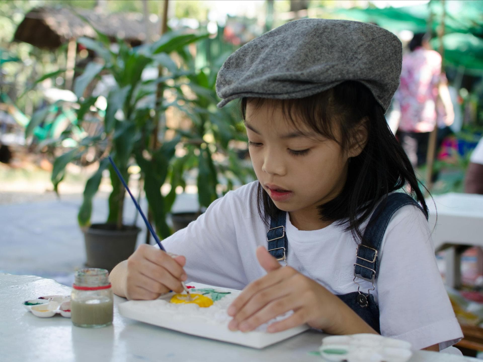 Kind malt mit Waserfarben. Kind malt mit Waserfarben.