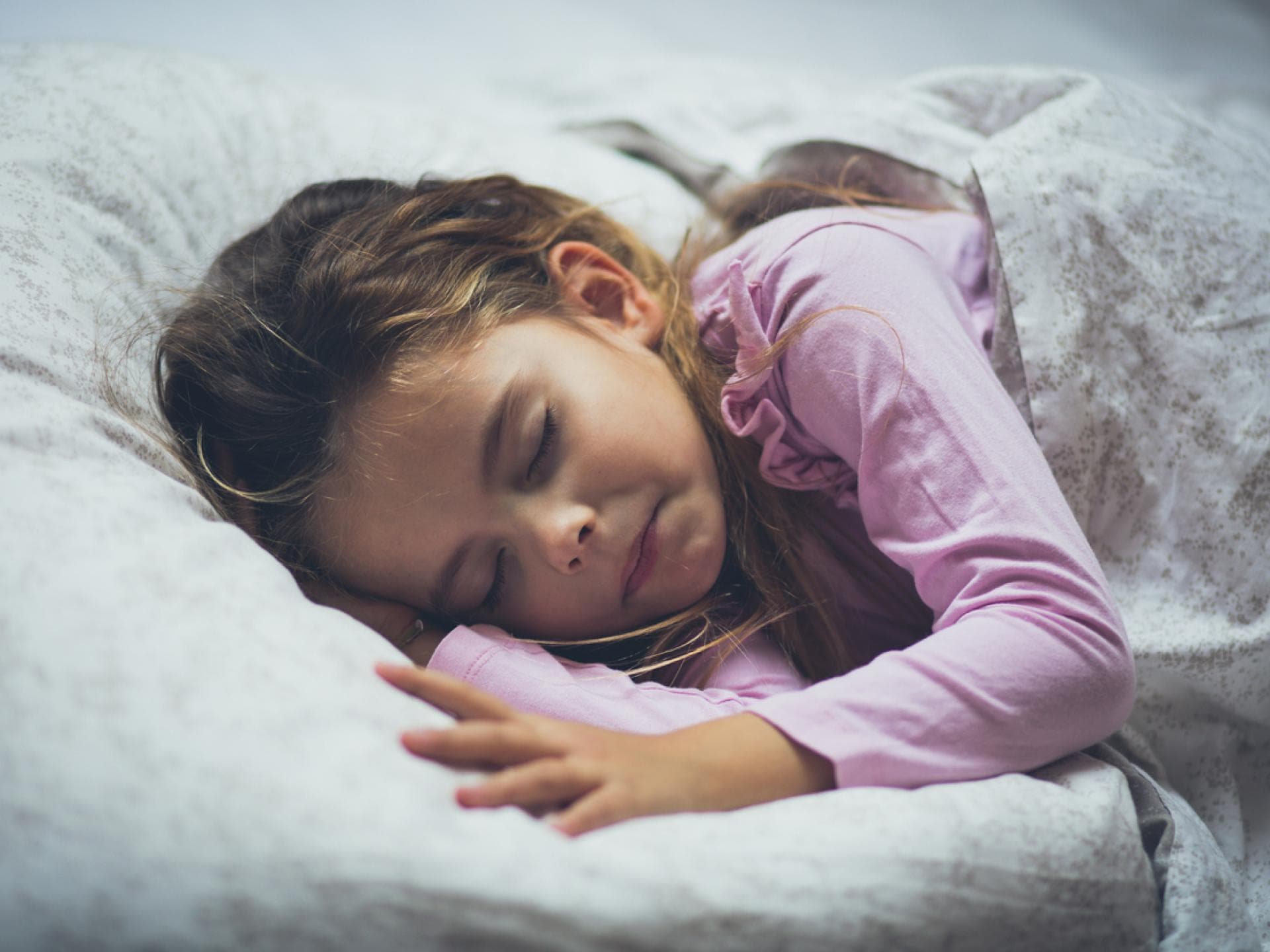 Gute Nacht – mit der Toniebox! Eine kleines Mädchen, das schläft.