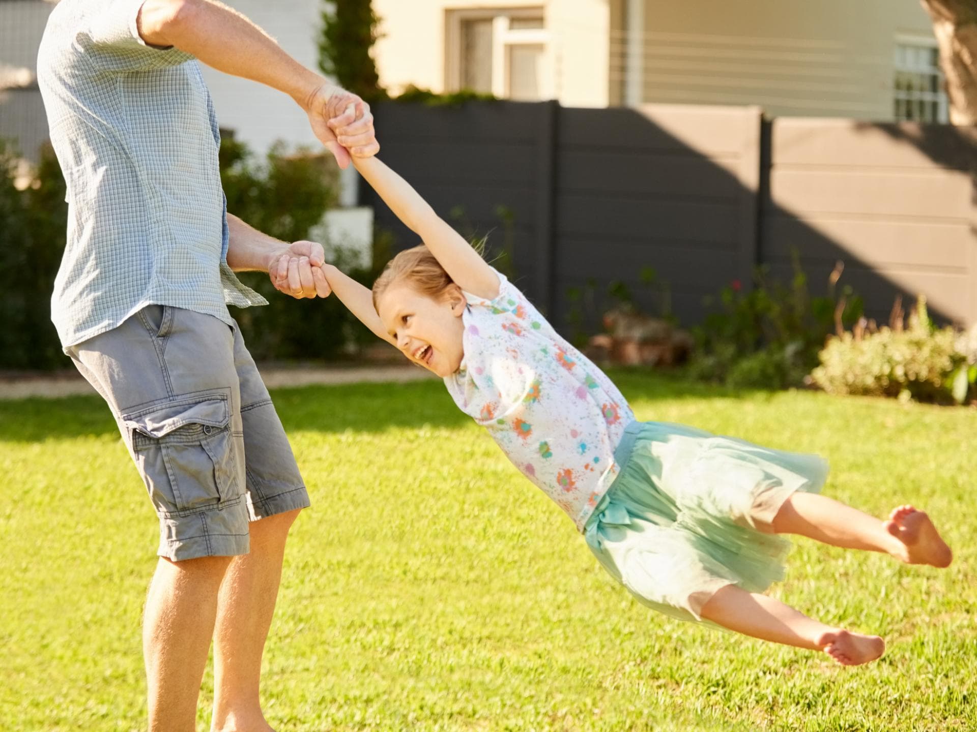 "Engelchen flieg" kann gefährlich werden für Kinder. Ein Kind, das von seinem Vater durch die Luft geflogen wird.