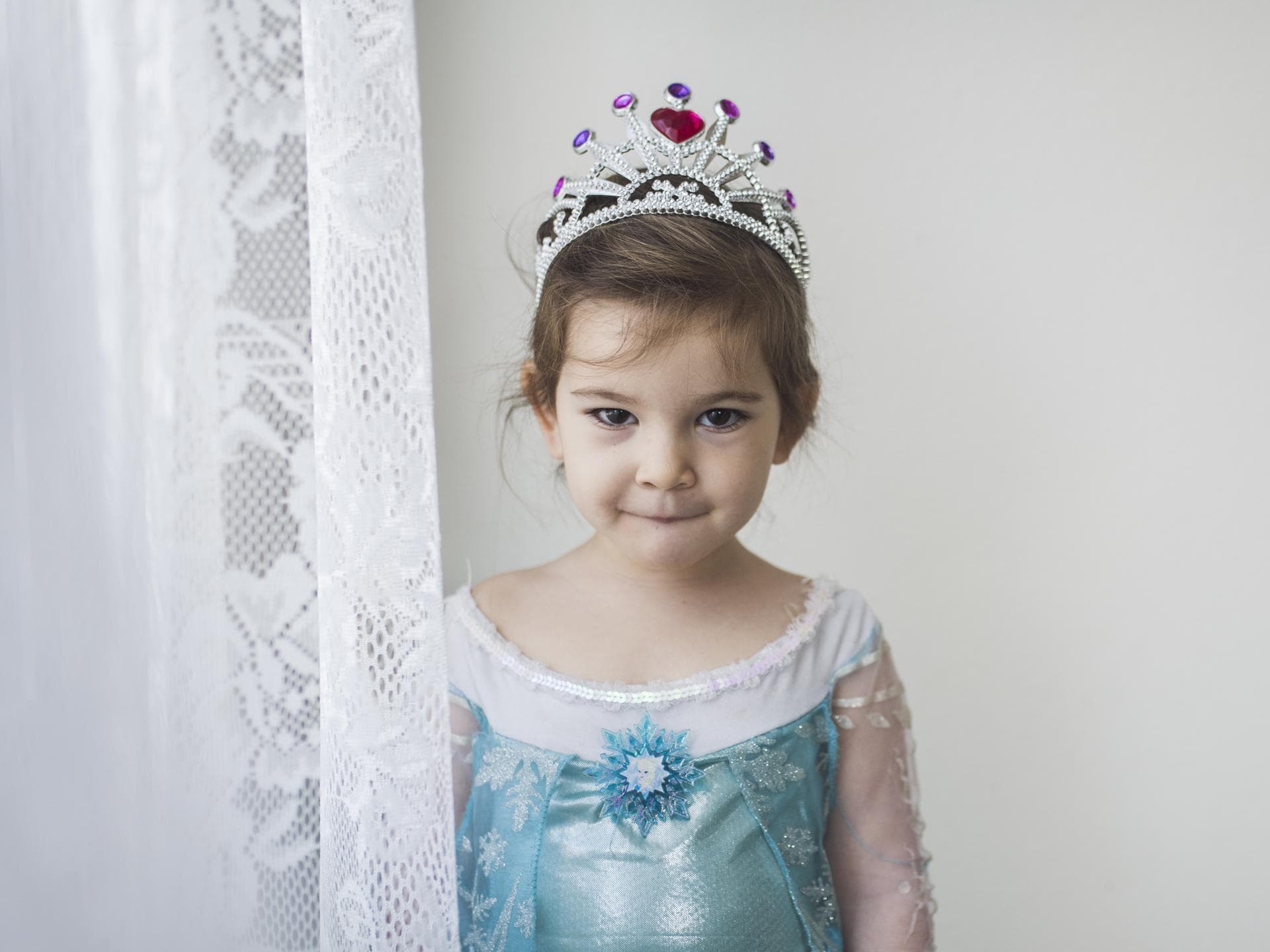 Zum Fasching als Elsa, die Eisprinzessin. Ein kleines Mädchen als Eisprinzessin