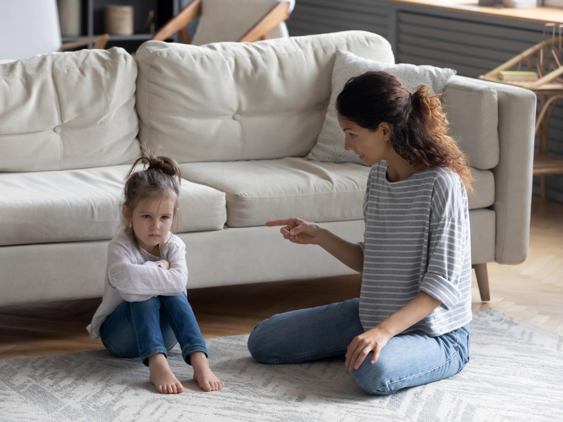 Zwang in der Erziehung: Kann das etwas bringen oder eher schaden? Eine Mutter und ihre Tochter streiten.