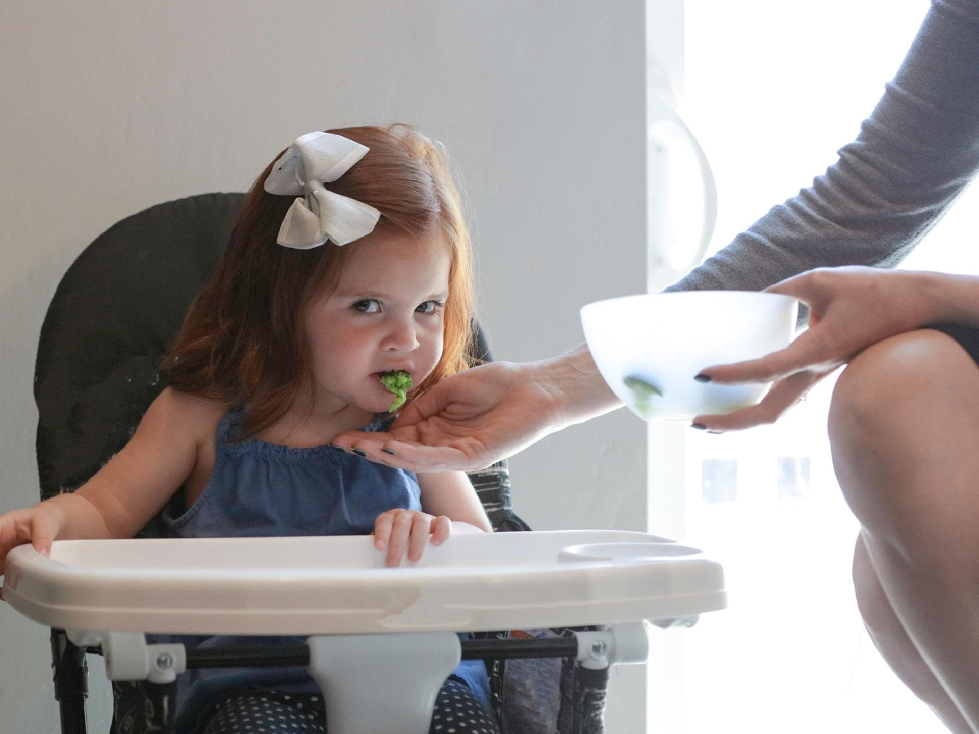 Das Baby spuckt Essen aus und Mama und Papa wissen nicht, woran es liegen könnte: keine Seltenheit.