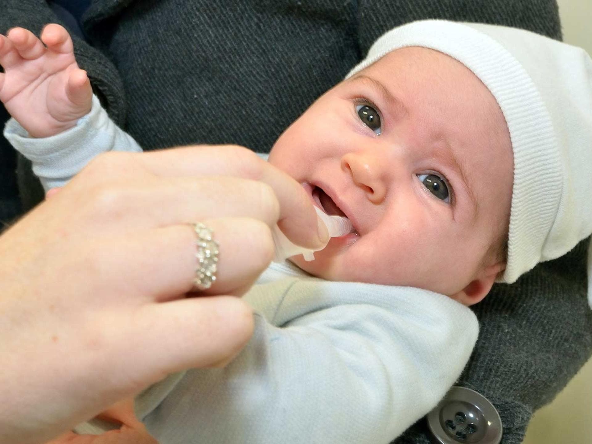 Eine Rotaviren-Impfung kann Babys vor schweren Durchfällen schützen.
