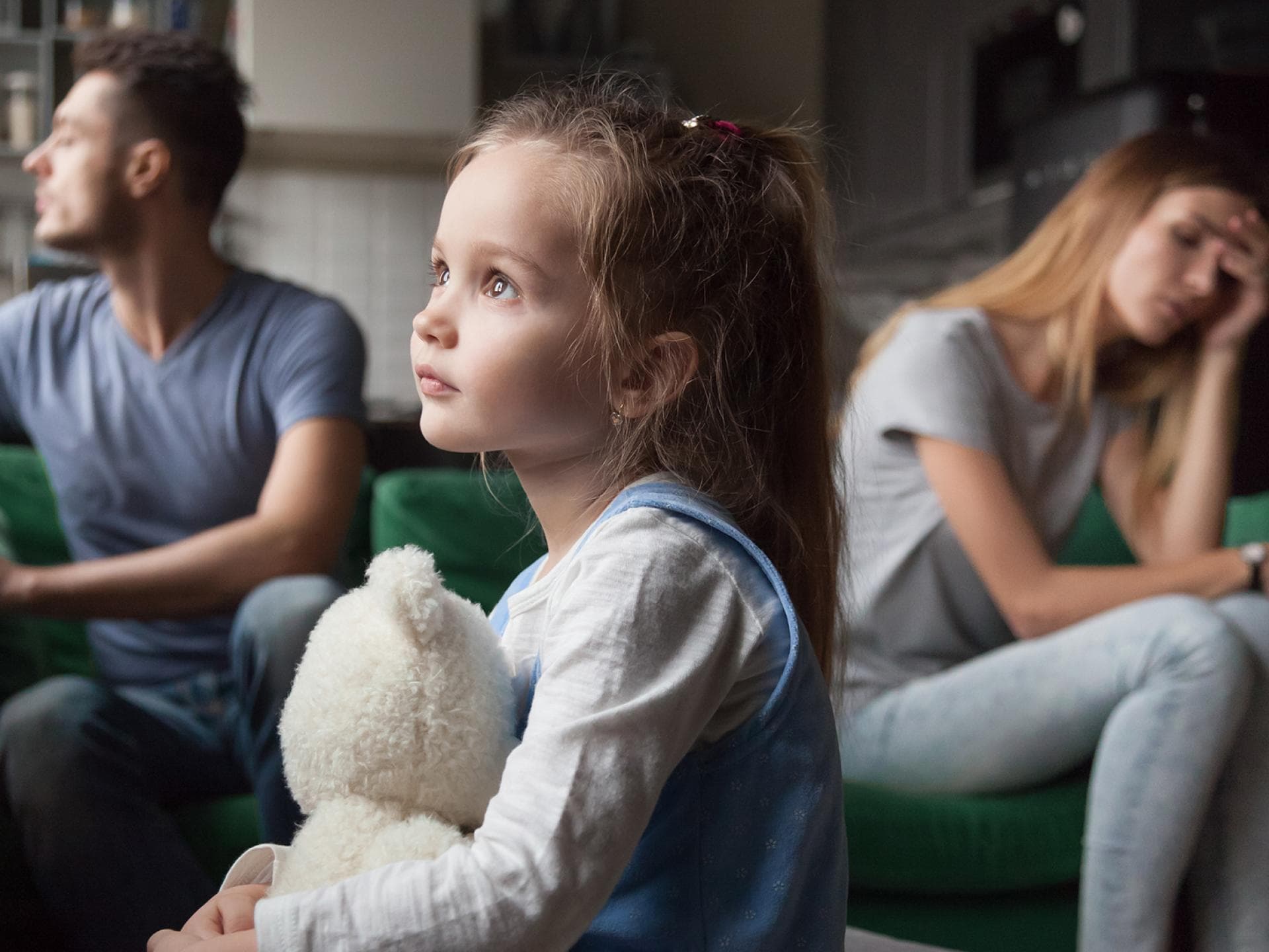 Wenn Eltern sich streiten, hat das auch immer Einfluss auf die Kinder. Ein junges Elternpaar streitet sich vor seinem Kind.