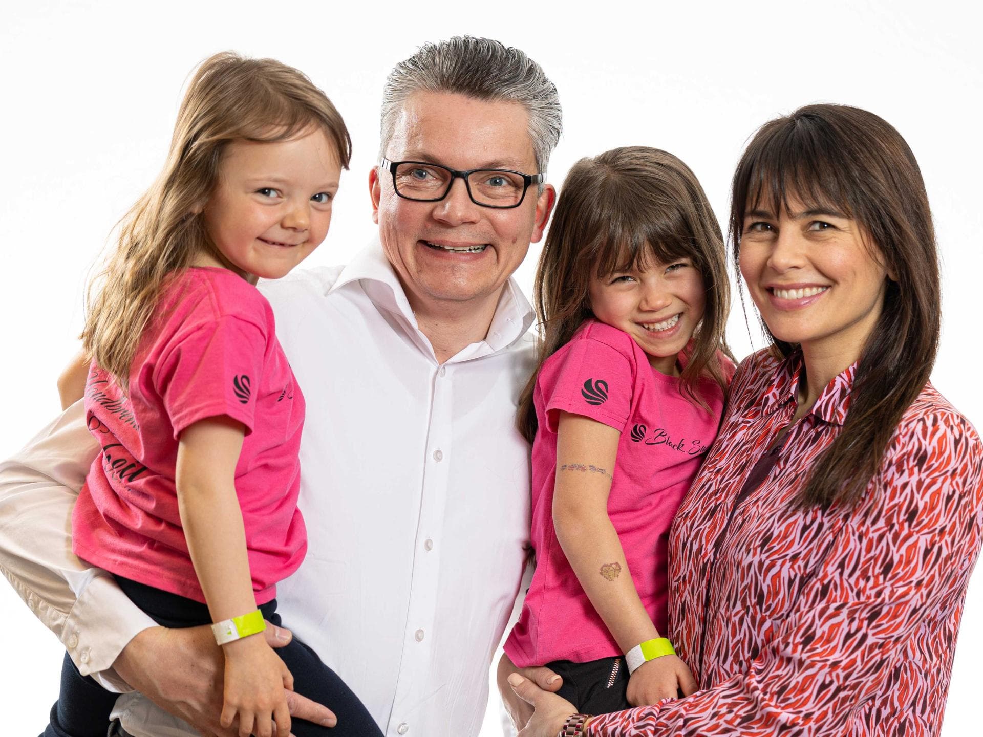 Ein gutes Team inzwischen: Damian brachte seine Kinder Cayla und Cian (nicht im Bild) mit in die Patchworkfamilie, Sandy ihre Tochter Zoey.