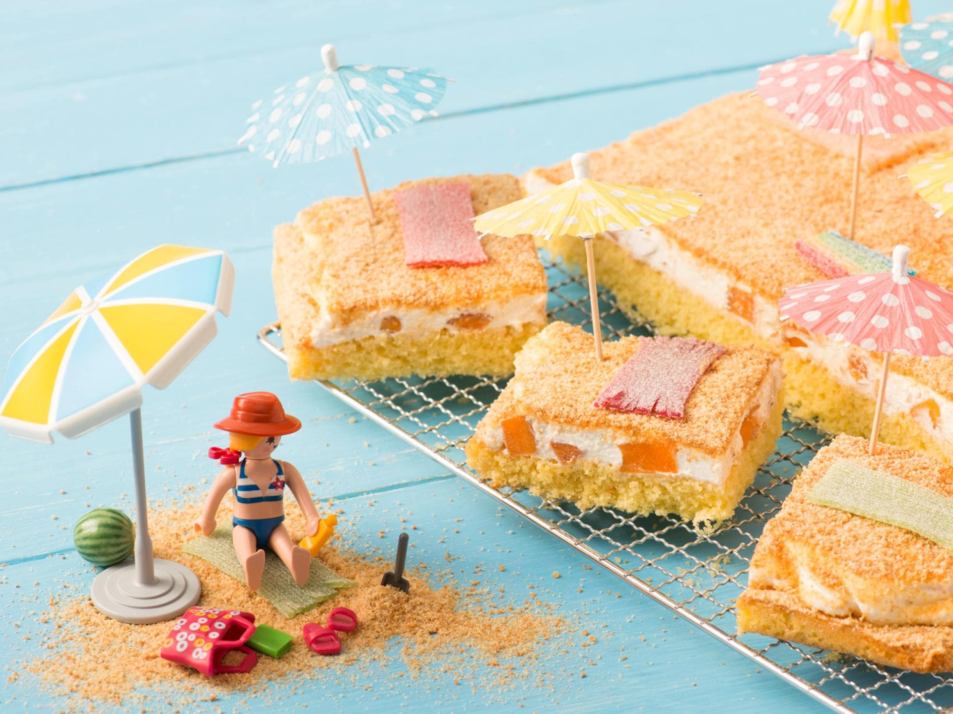 Ein sommerlicher Fantakuchen ist mit Deko-Schirmchen dekoriert. Ein sommerlicher Fantakuchen ist mit Deko-Schirmchen dekoriert.
