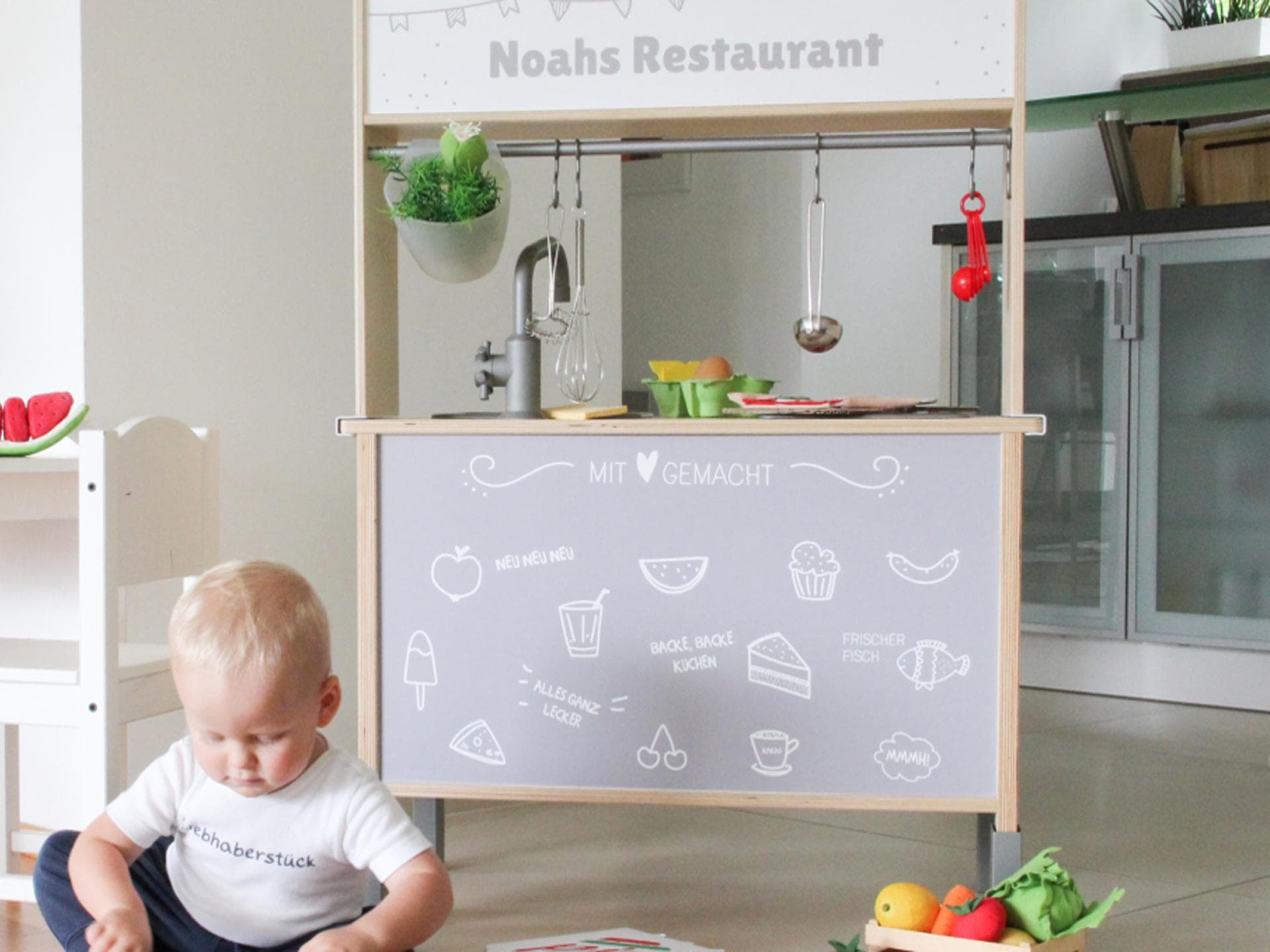 Mit den Klebefolien von Limmaland wird aus der Ikea-Küche Duktig ein Restaurant.