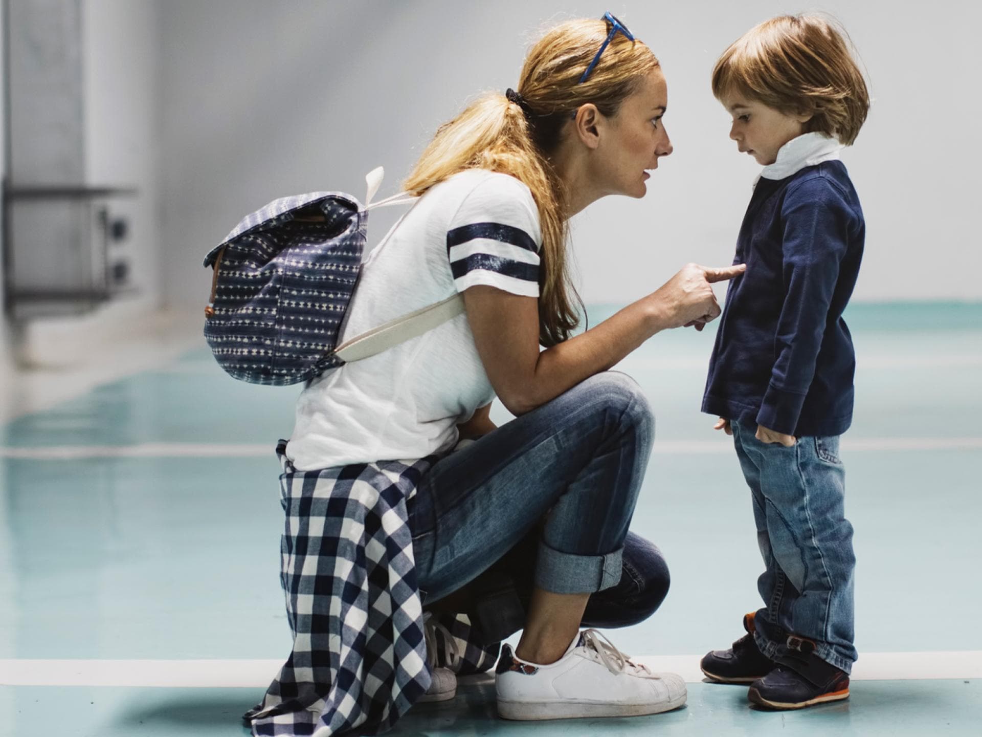 Erziehungsfehler machen alle Eltern. Ziel sollte es sein, sie langfristig zu vermeiden. Eine Mutter schimpft mit ihrem kleinen Sohn.
