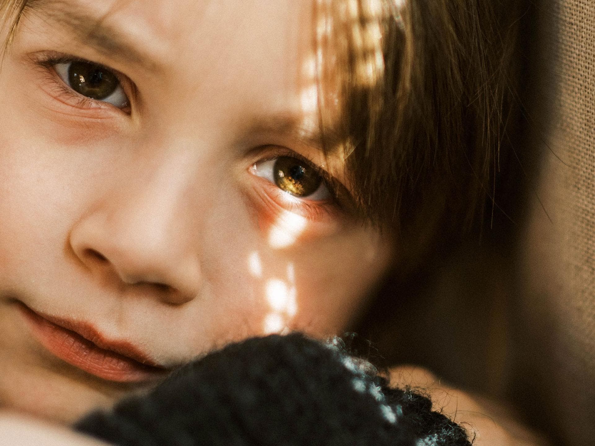 Dunkle Augenringe sind bei Kindern nur selten ein Grund zur Sorge. Eine Junge mit roten Augenringen